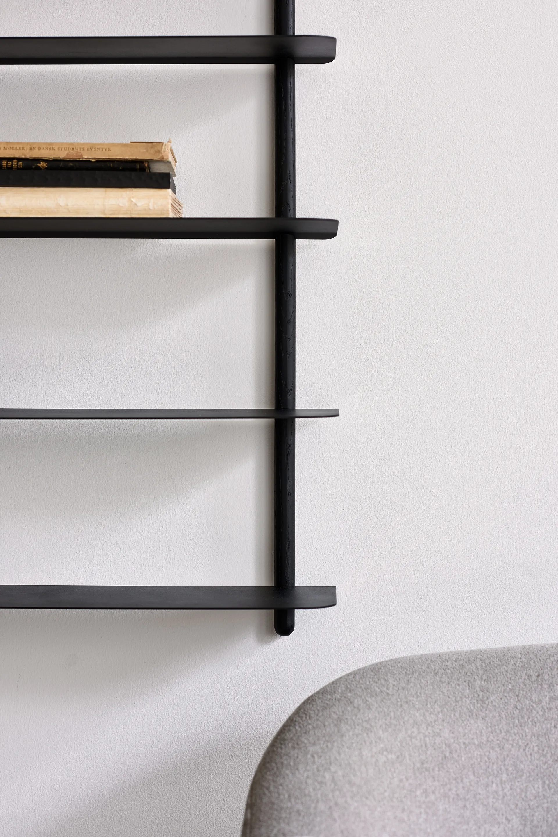 Nivo plank E, Zwartgebeitst essenhout-zwart Gejst