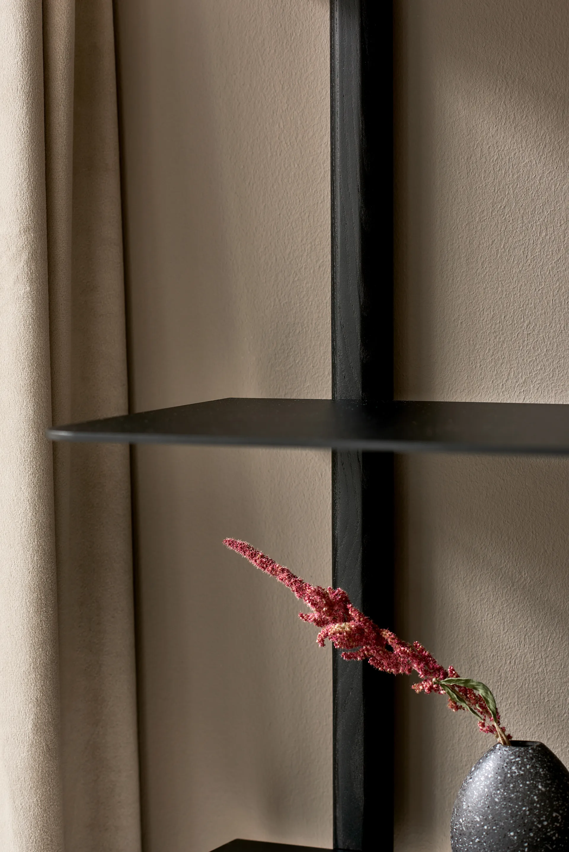 Nivo rek A large, Zwartgebeitst essenhout-zwart Gejst