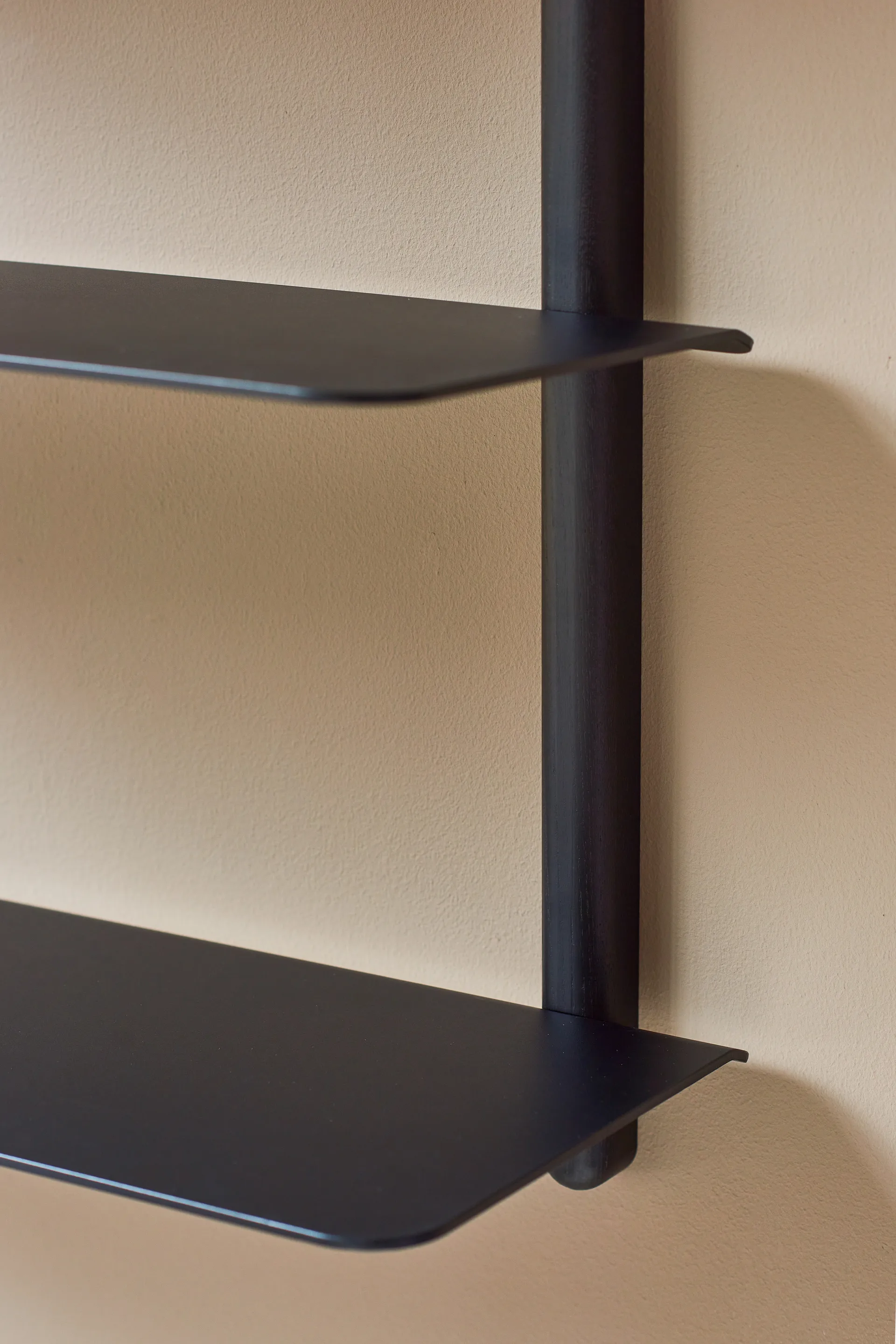 Nivo rek A large, Zwartgebeitst essenhout-zwart Gejst