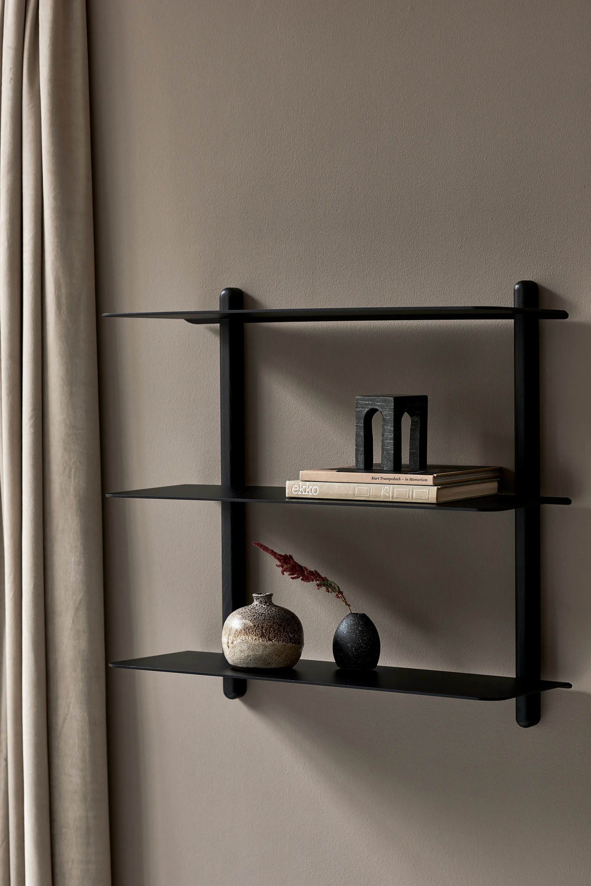 Nivo rek A large, Zwartgebeitst essenhout-zwart Gejst