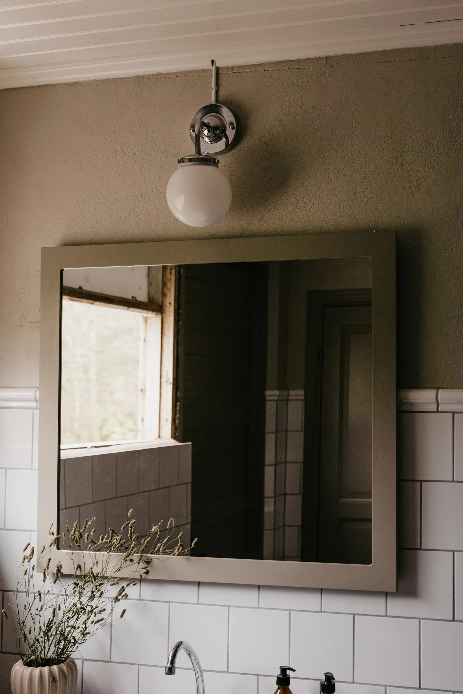 Alley 1 wandlamp IP44, Chroom-wit Globen Lighting