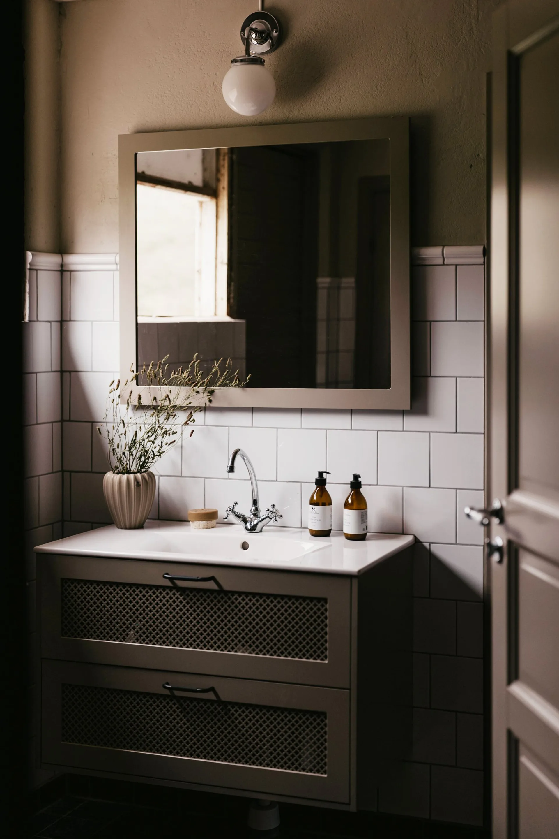 Alley 1 wandlamp IP44, Chroom-wit Globen Lighting