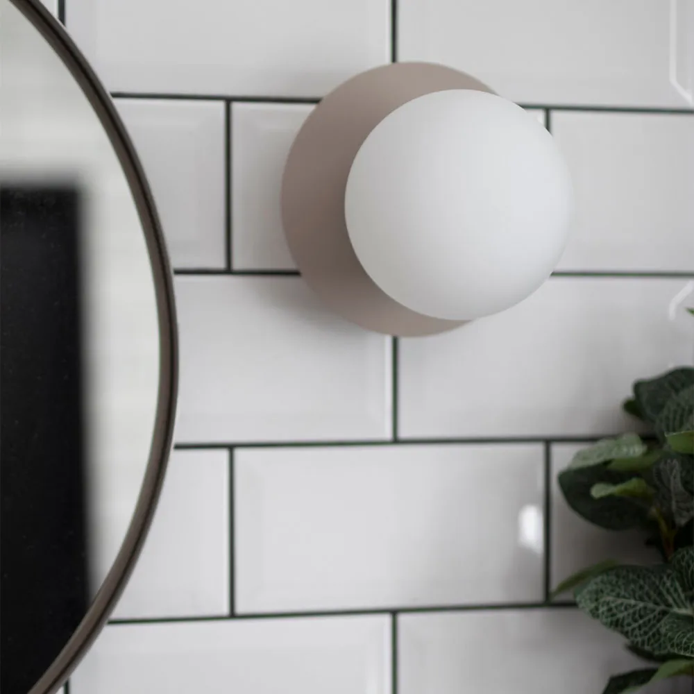 Art Deco IP44 Muurlamp, rook/geborsteld messing Globen Lighting