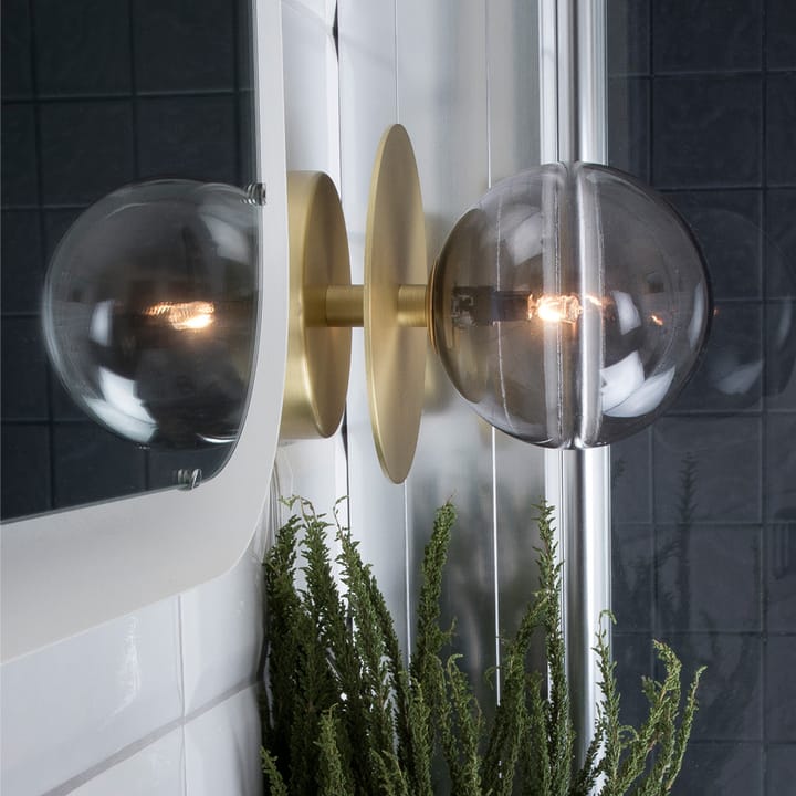 Art Deco IP44 Muurlamp, rook/geborsteld messing Globen Lighting
