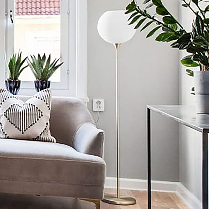 Bowl vloerlamp opaalglas, Geborsteld messing Globen Lighting