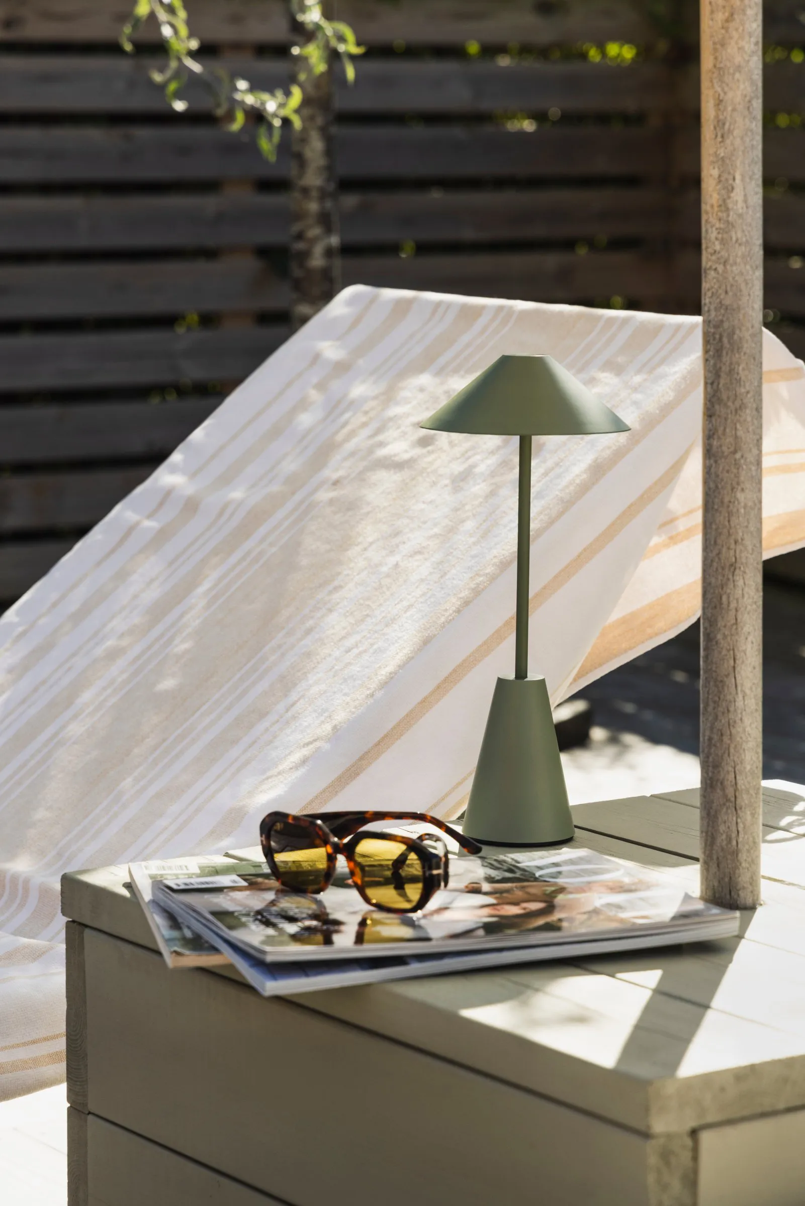 Cannes 32 draagbare tafellamp, Mosgroen Globen Lighting