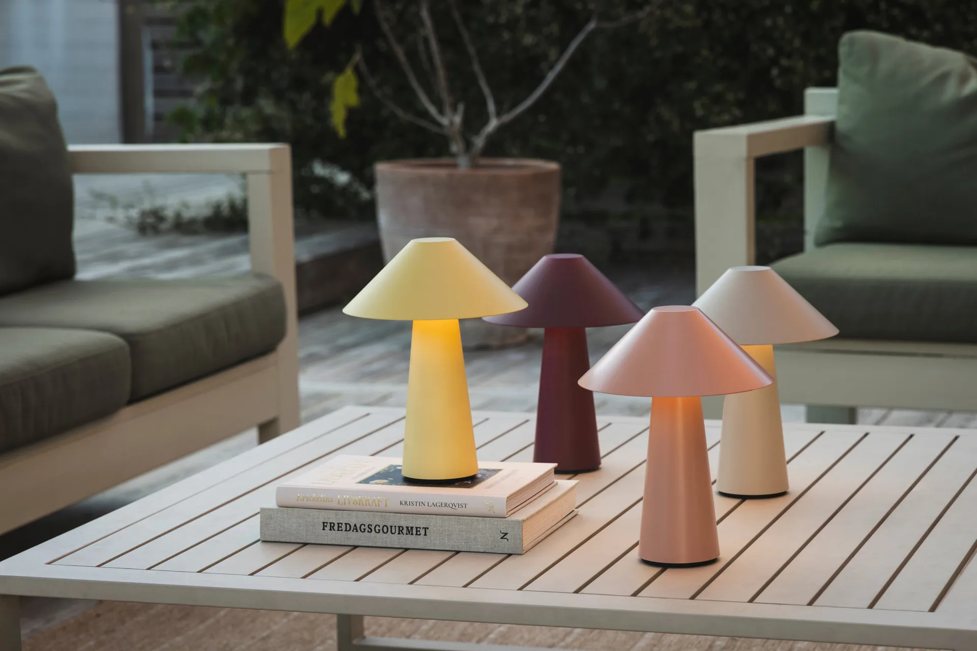 Cannes draagbare tafellamp, Havergeel Globen Lighting