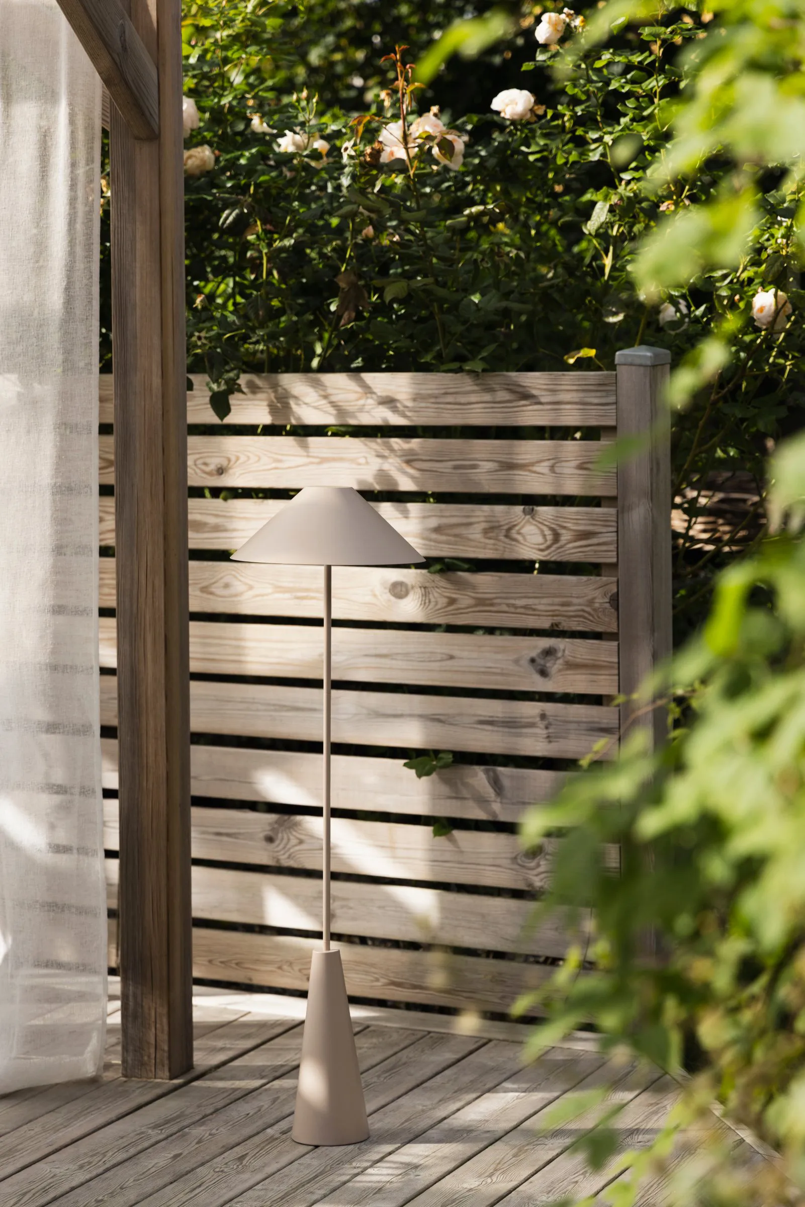 Cannes draagbare vloerlamp, Mud Globen Lighting