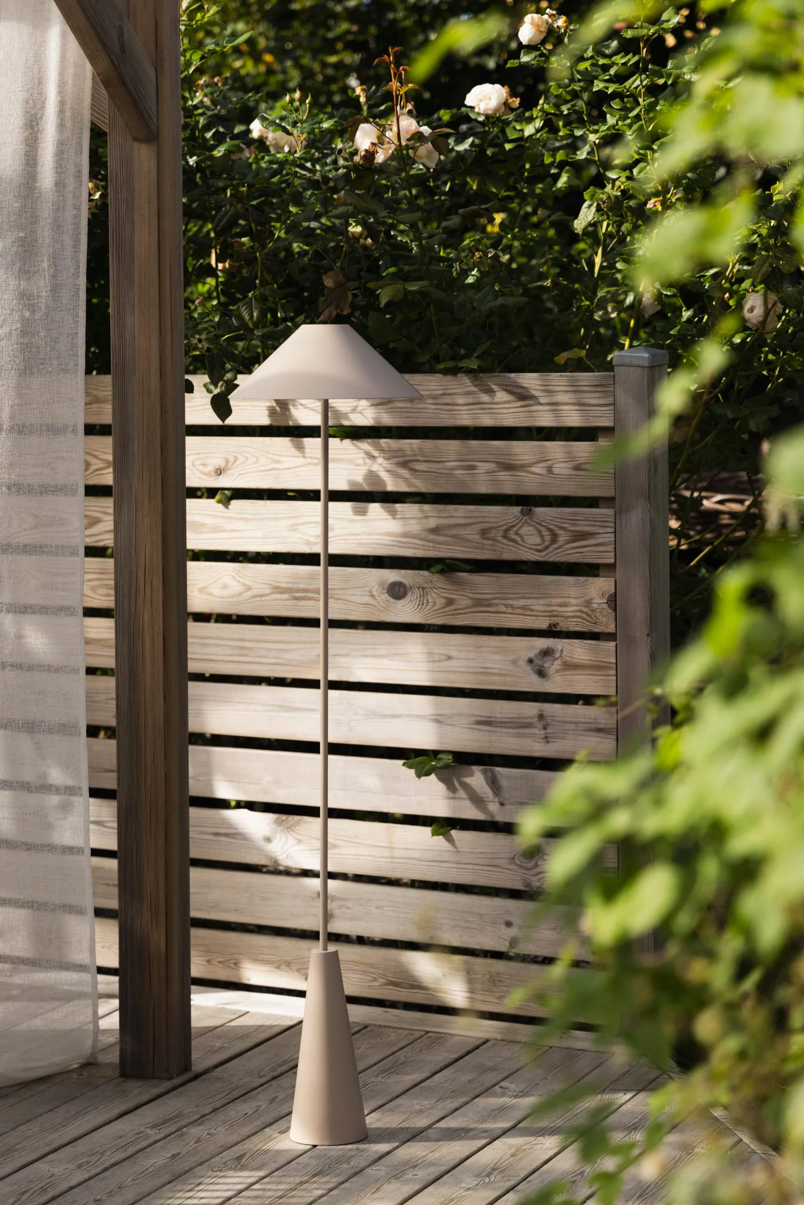 Cannes draagbare vloerlamp, Mud Globen Lighting