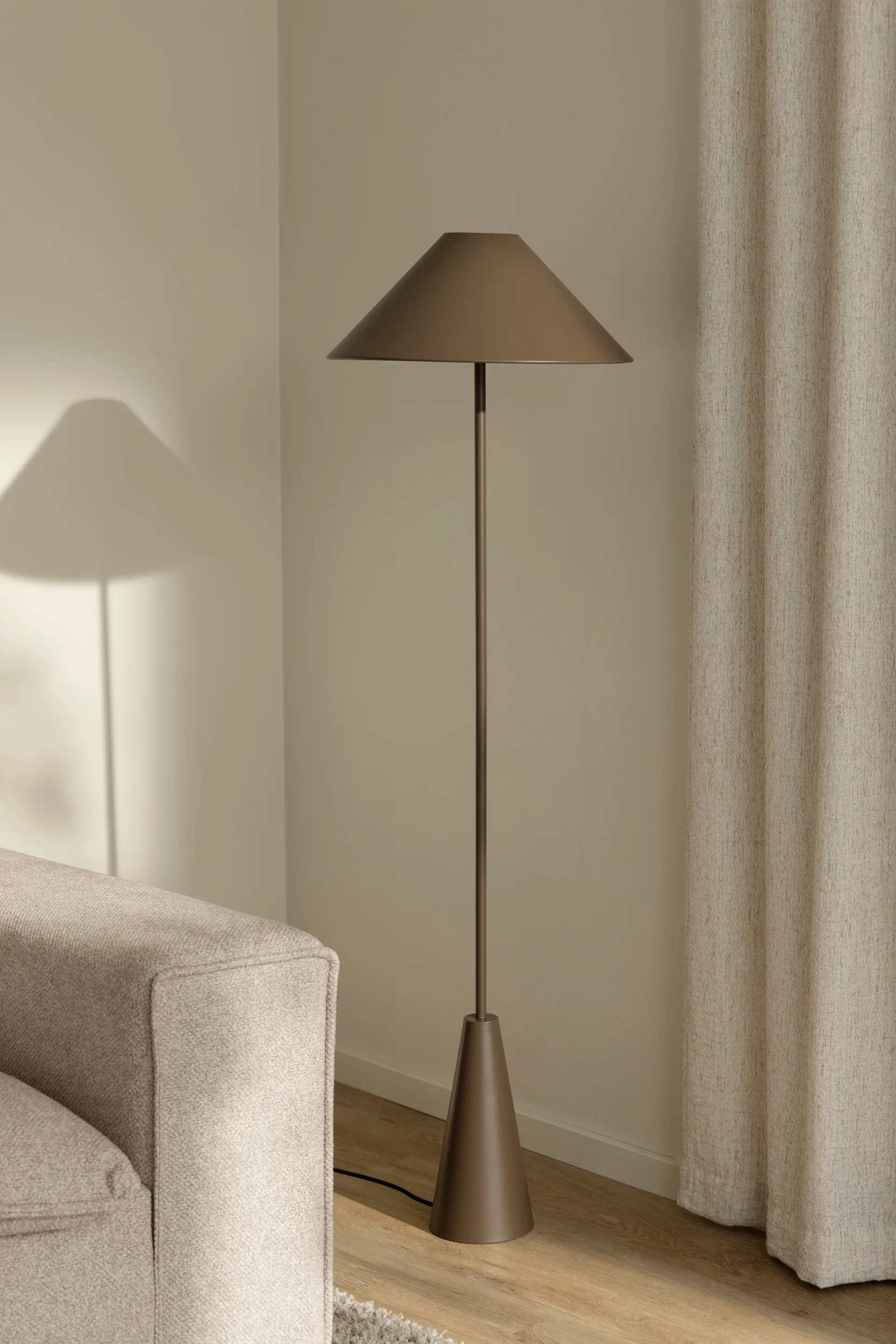 Cannes vloerlamp 140 cm, Mocha Globen Lighting