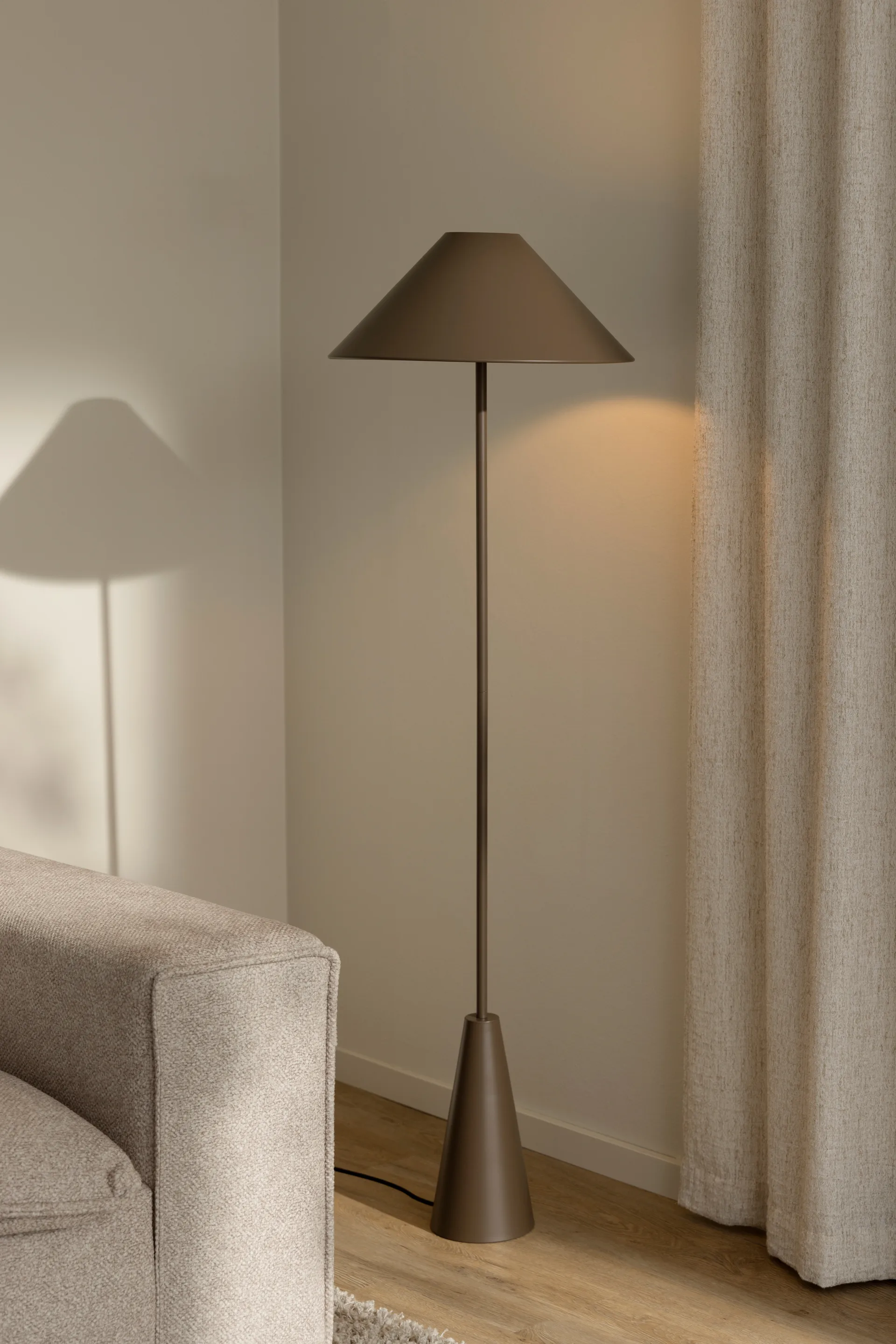 Cannes vloerlamp 140 cm, Mocha Globen Lighting