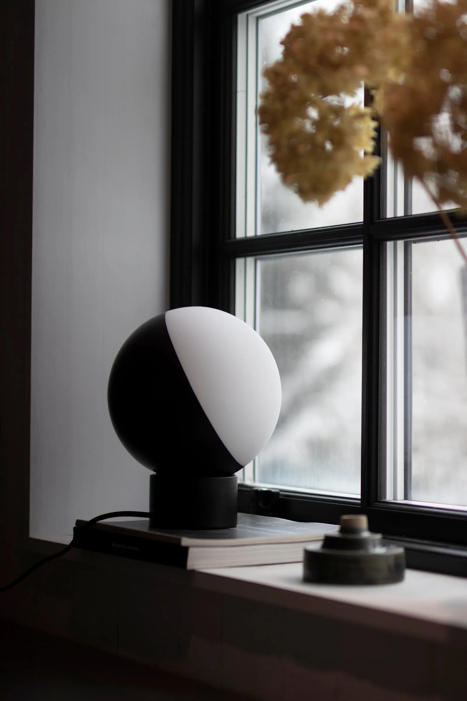 Contur tafellamp Ø20 cm, Zwart-wit Globen Lighting