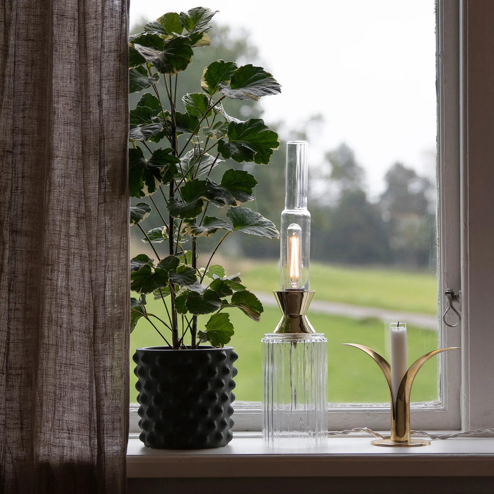 Ester tafellamp, Helder-messing Globen Lighting