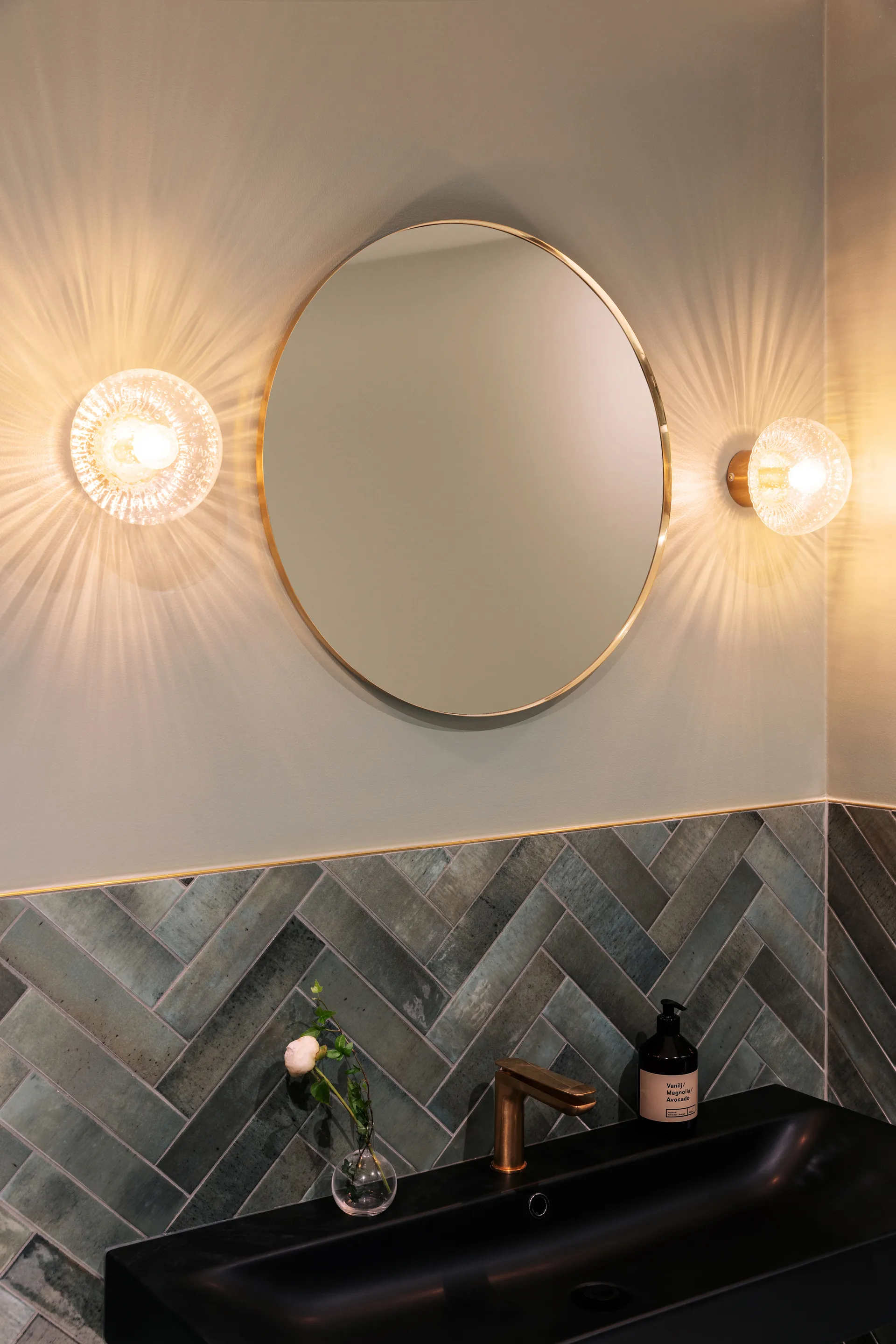 Fungo plafondlamp Ø16 cm, Helder-geborsteld messing Globen Lighting