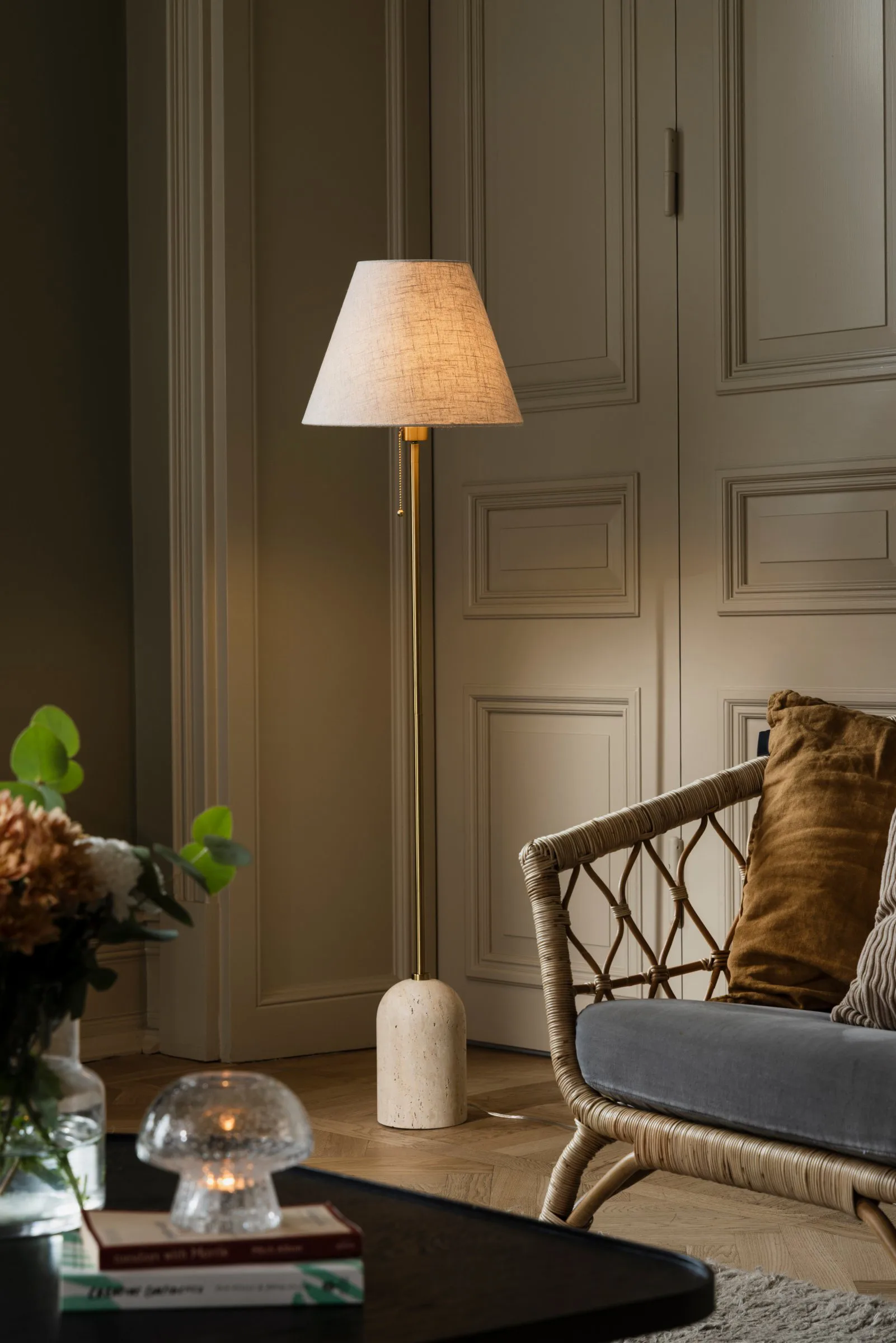 Gino vloerlamp, Beige travertijn Globen Lighting