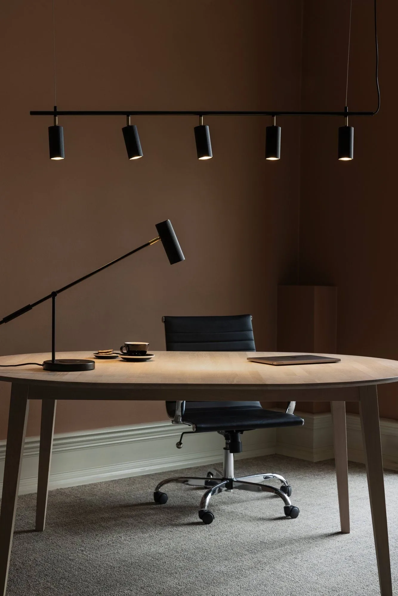 Hubble 5 Long plafondlamp, Zwart Globen Lighting