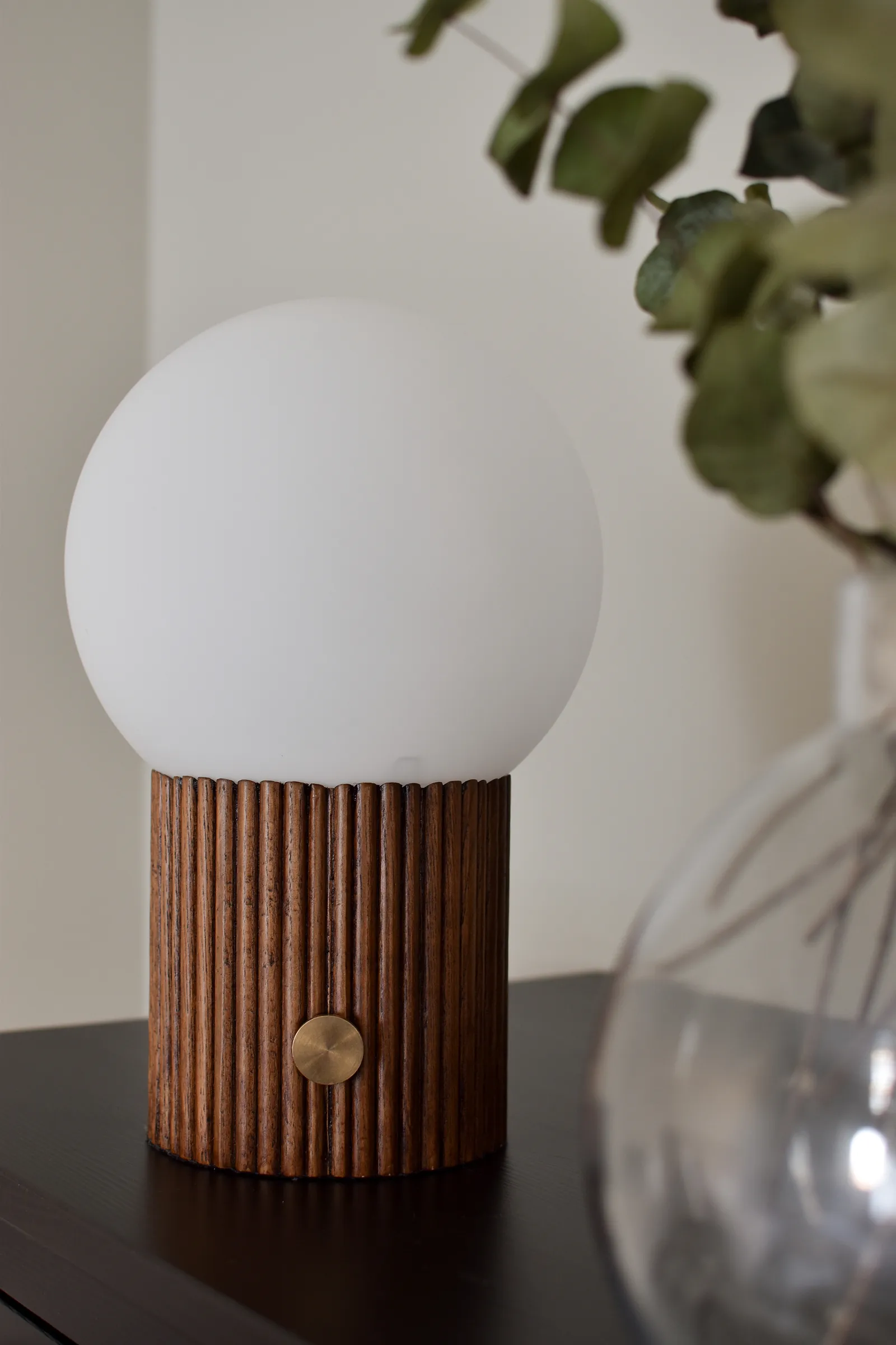 Hubble tafellamp Ø22 cm, Walnoot Globen Lighting