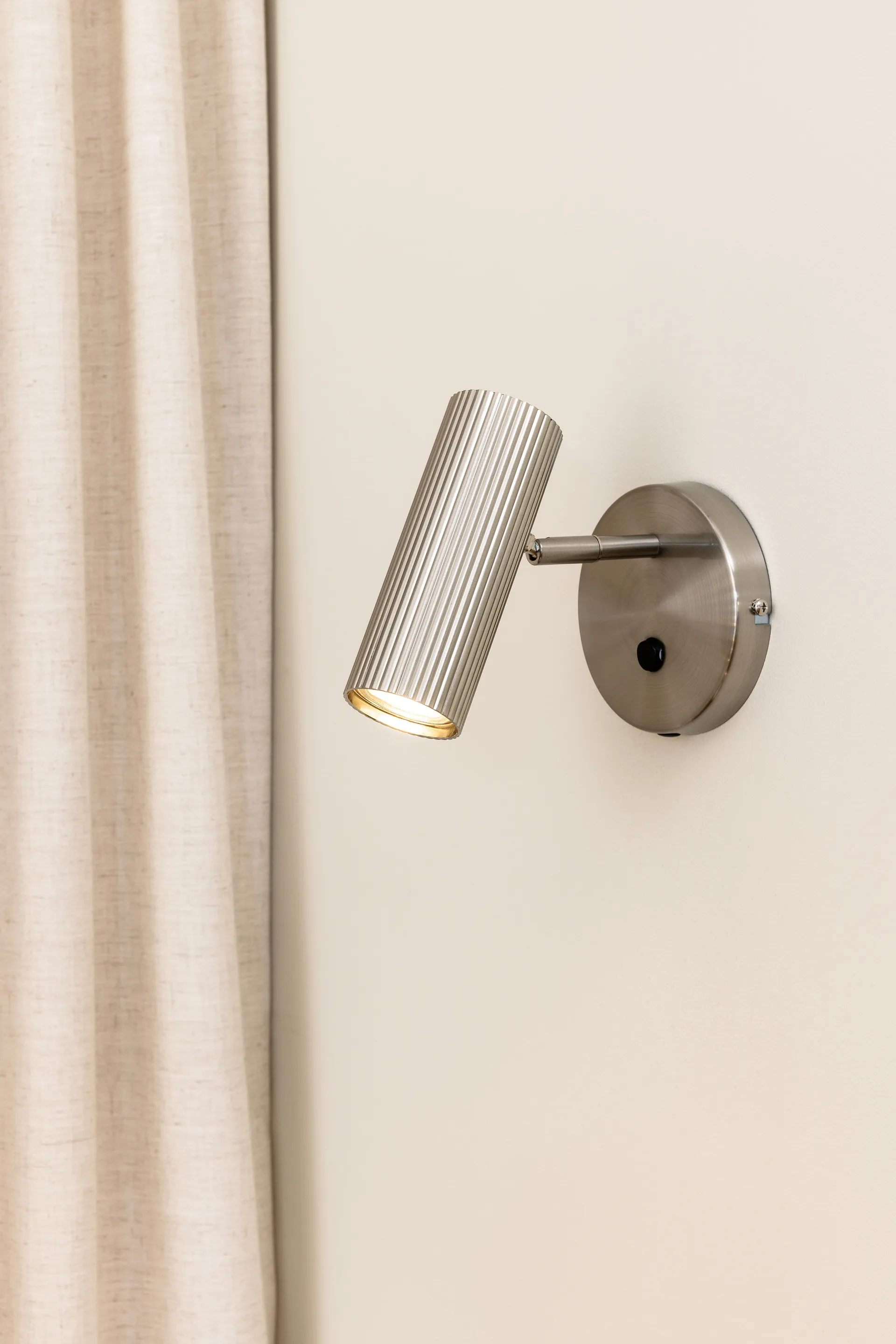 Hubble wandlamp, Geborsteld staal Globen Lighting