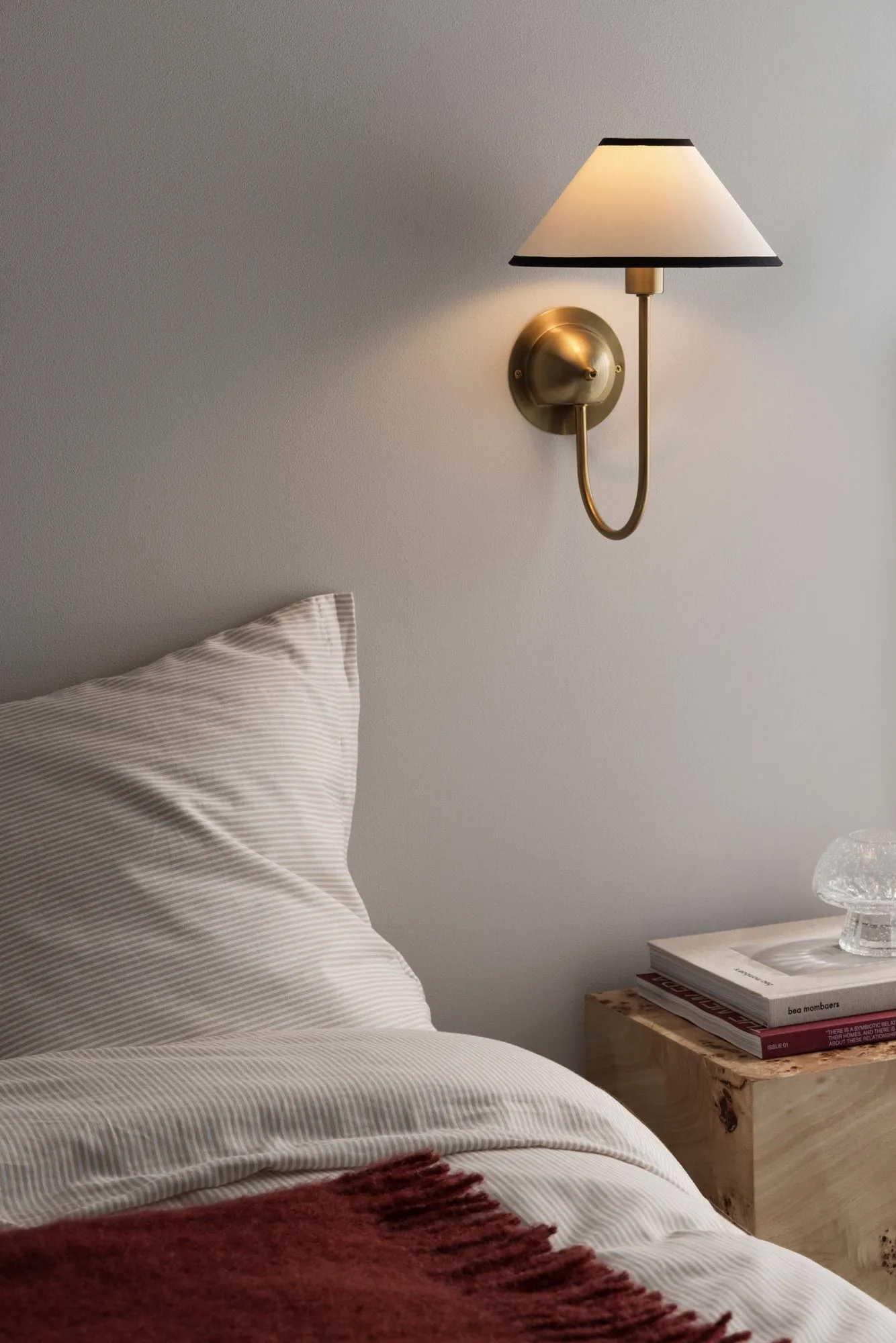 Iris wandlamp, Creme-noir Globen Lighting