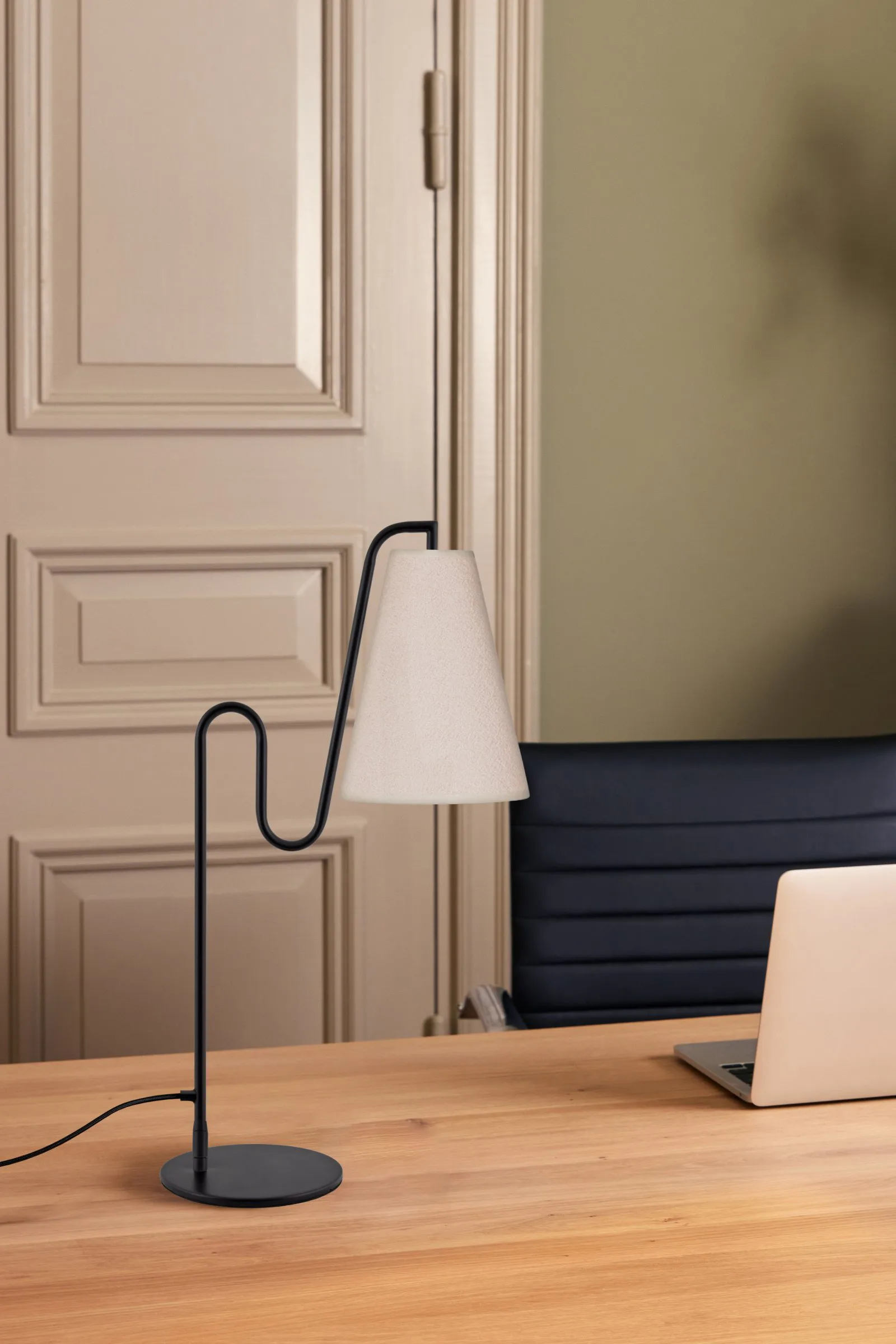 Lou tafellamp, Wit bouclé-zwart Globen Lighting