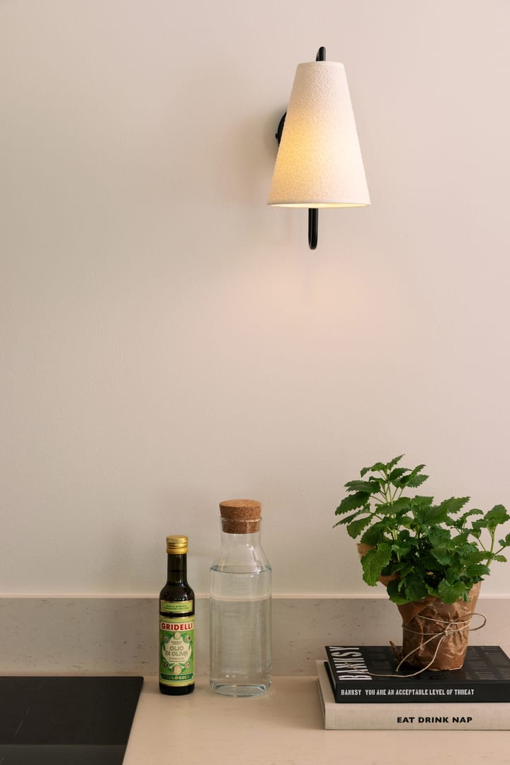 Lou wandlamp, Bouclé wit-zwart Globen Lighting
