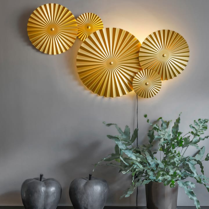 Omega wandlamp, Geborsteld messing Globen Lighting