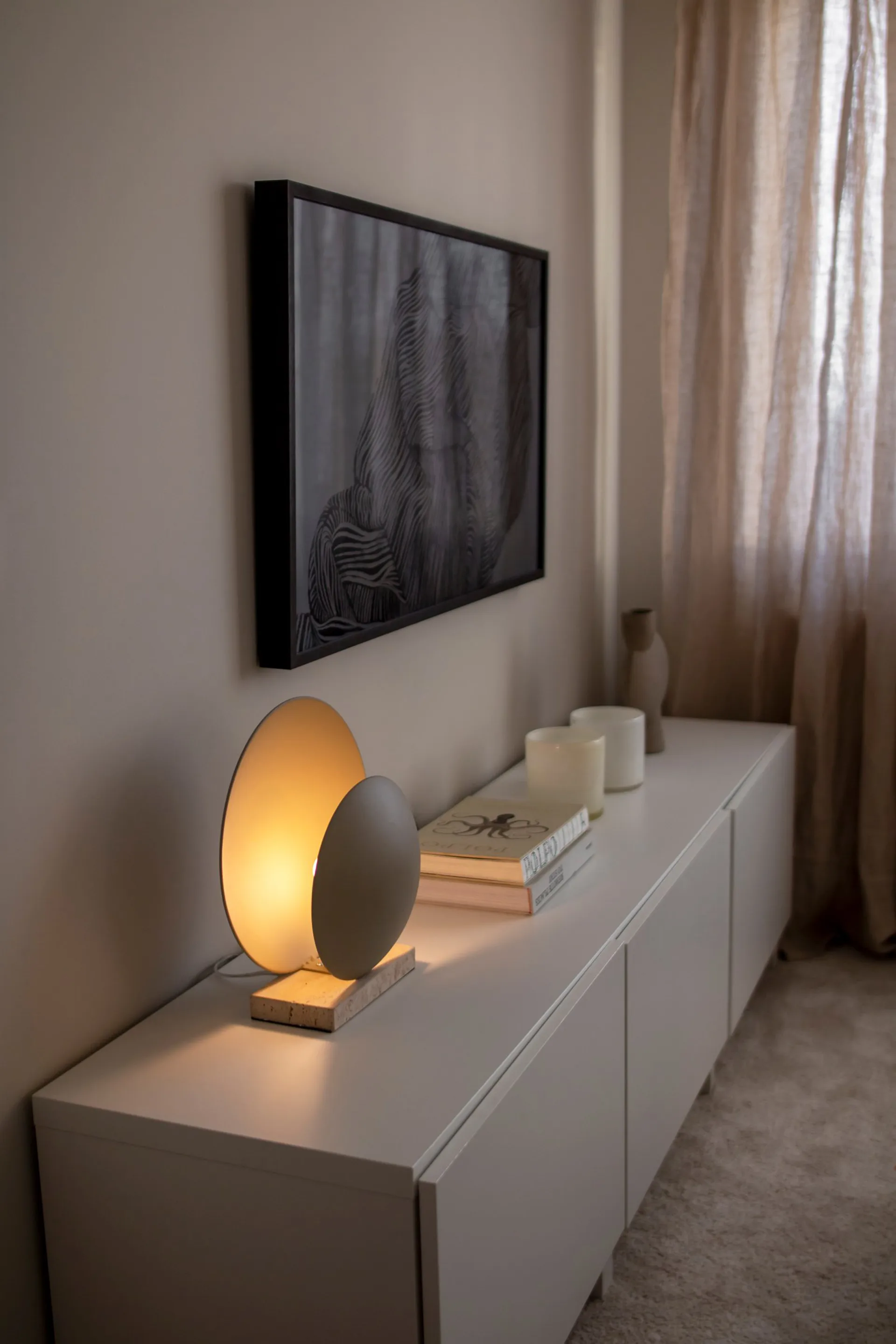 Orbit tafellamp, Beige-travertijn Globen Lighting