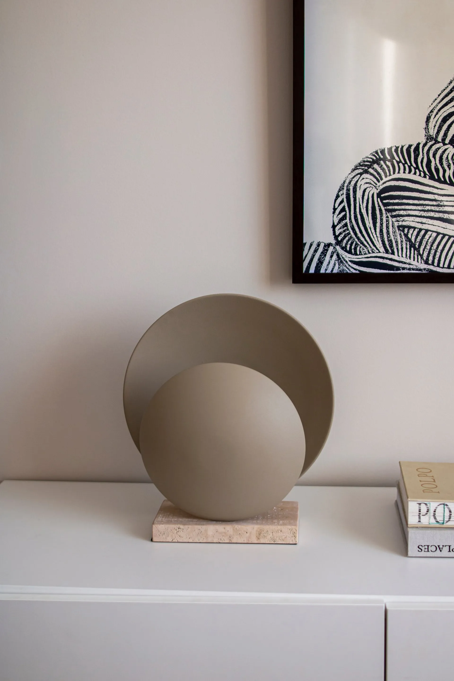 Orbit tafellamp, Beige-travertijn Globen Lighting