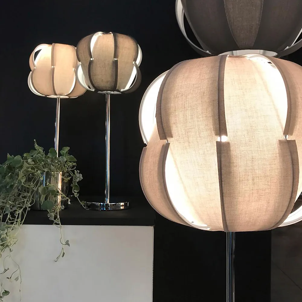 Pavot 25 tafellamp, beige, verchroomde lampvoet Globen Lighting
