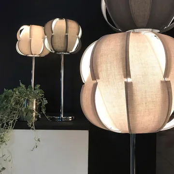 Pavot 25 tafellamp - beige, verchroomde lampvoet - Globen Lighting
