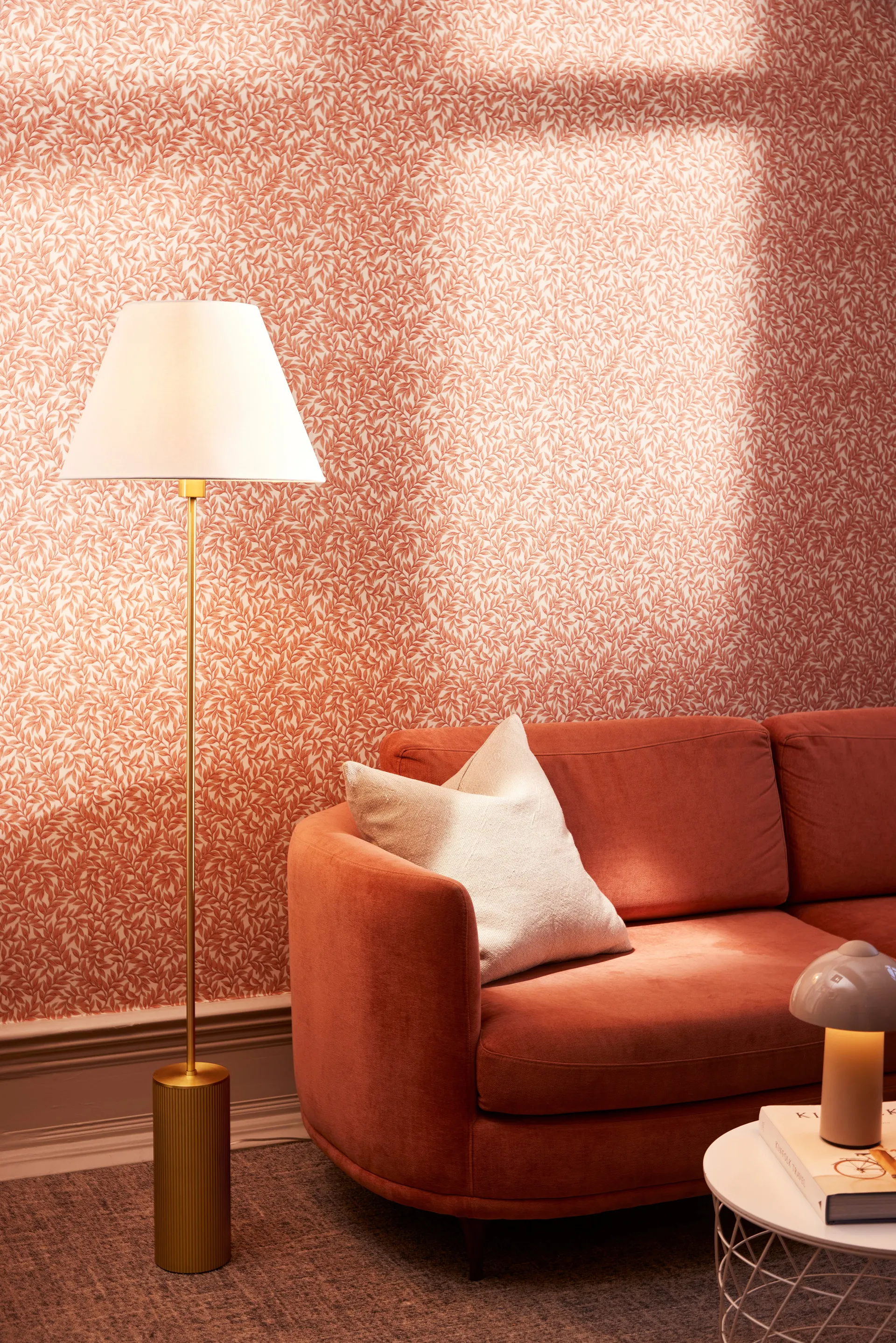 Rib lampenstandaard vloer, Geborsteld messing Globen Lighting