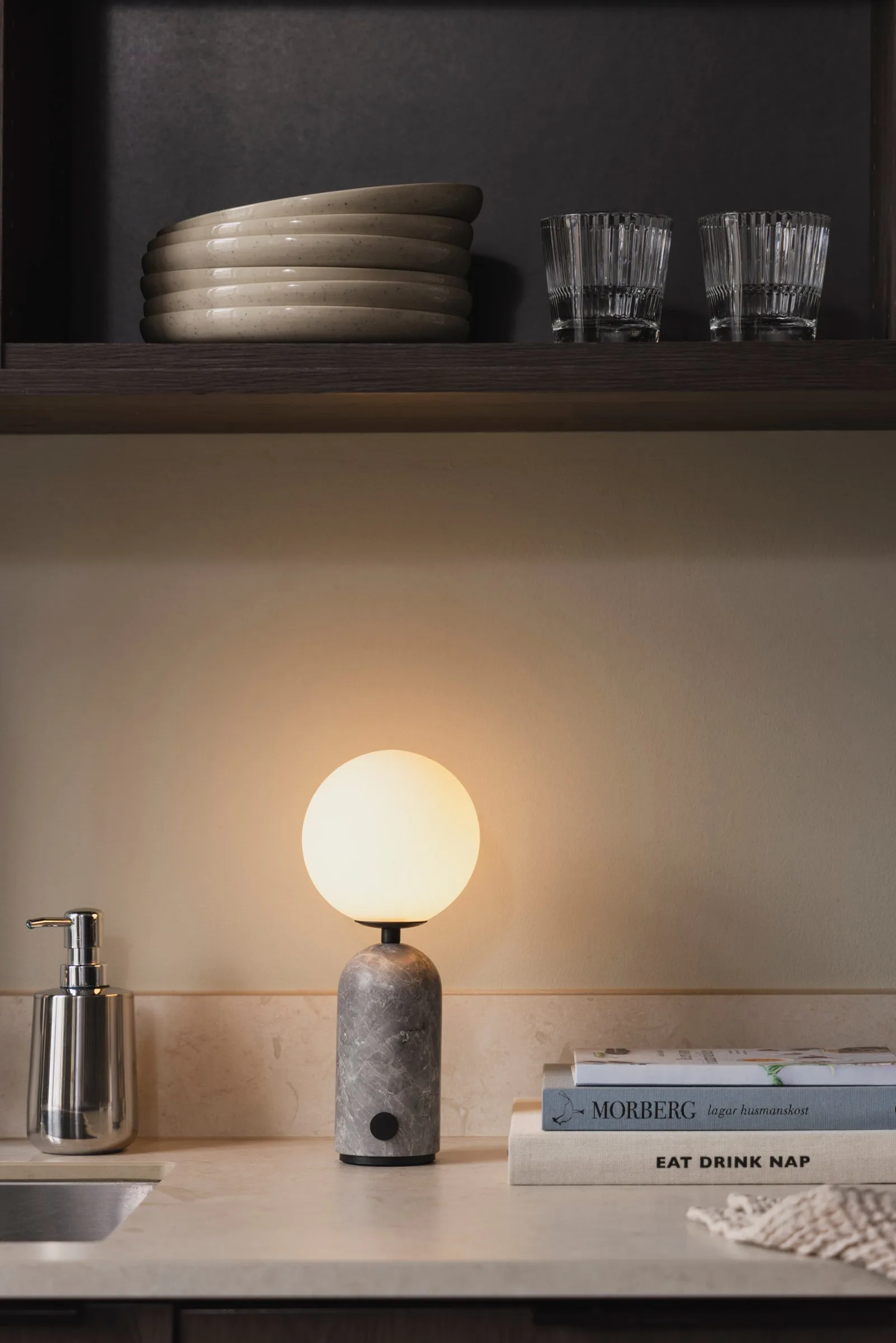 Torrano draagbare tafellamp, Grijs marmer Globen Lighting