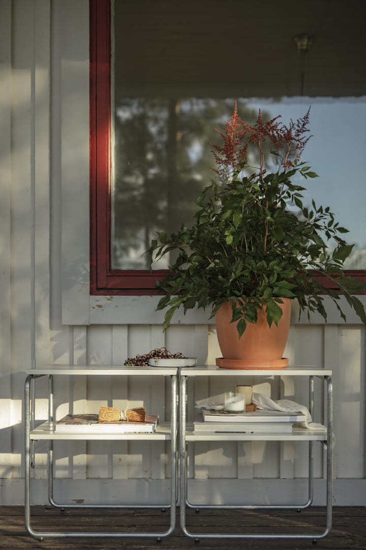 Grythyttan bijzettafel, Wit gelakte eiken-verzinkt frame Grythyttan stalen meubelen
