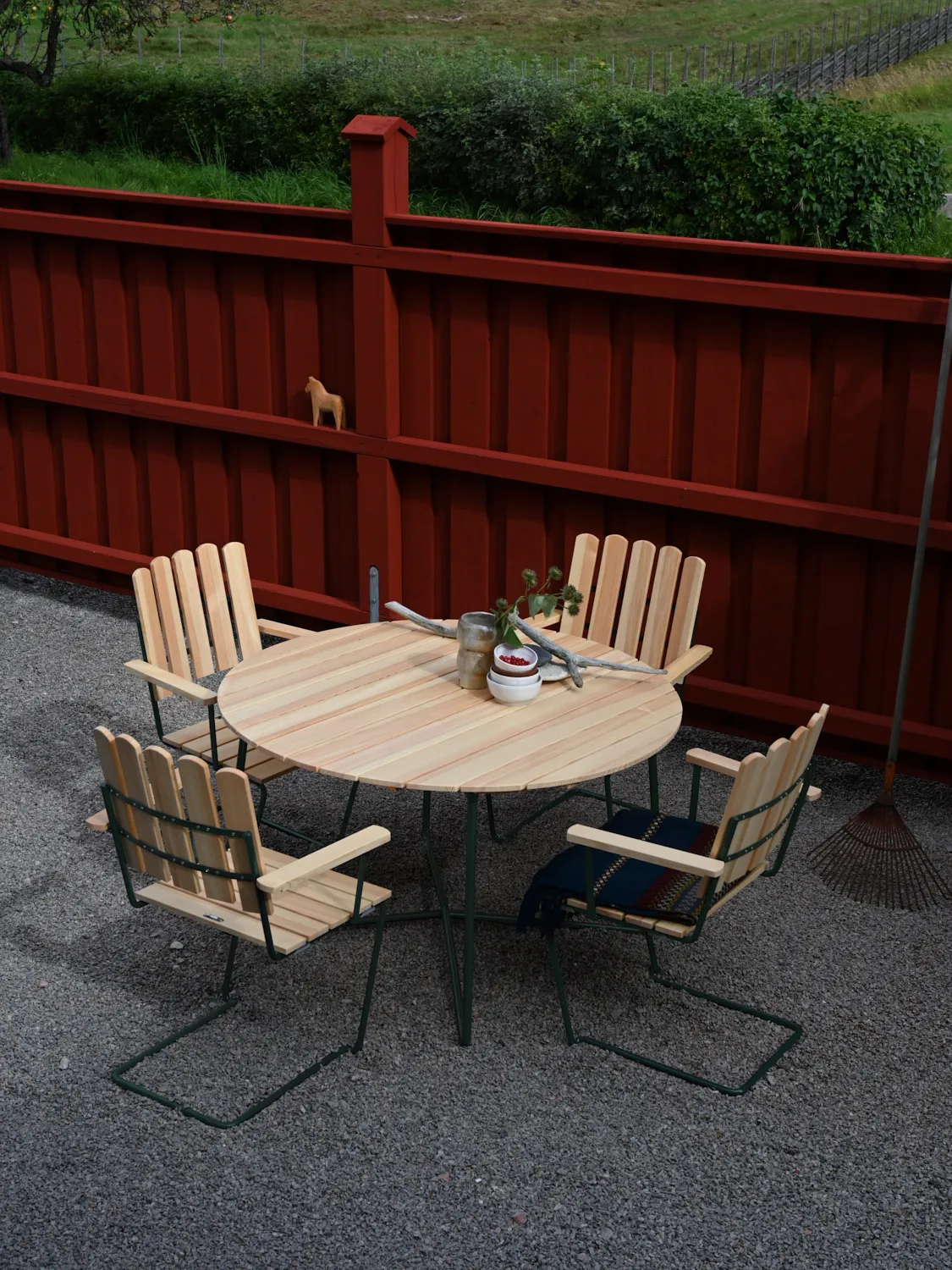 9A eettafel, Geoliede sparrenhout-groen, Ø120 cm Grythyttan Stålmöbler