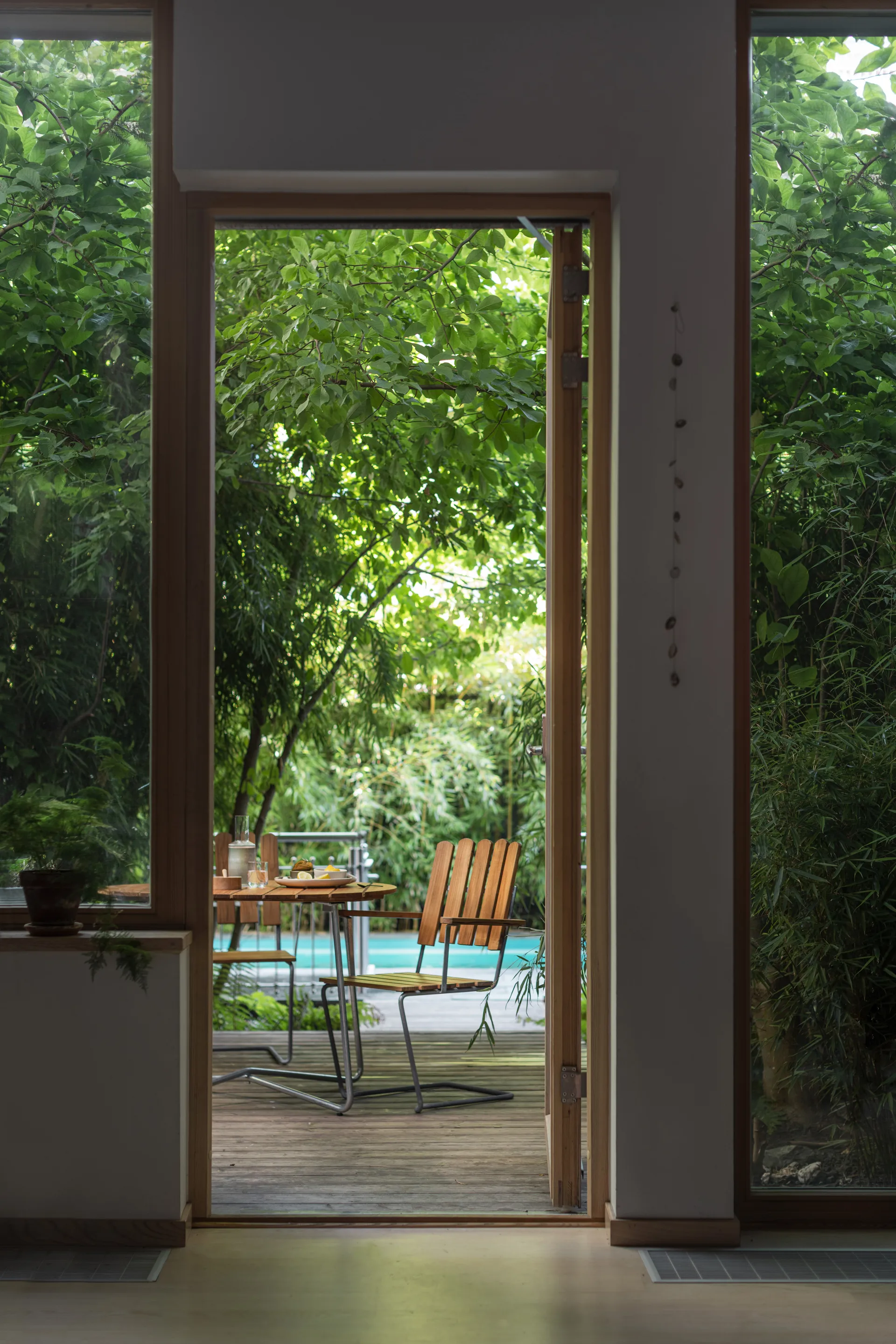 9A eettafel, Teak Ø100 cm Grythyttan Stålmöbler