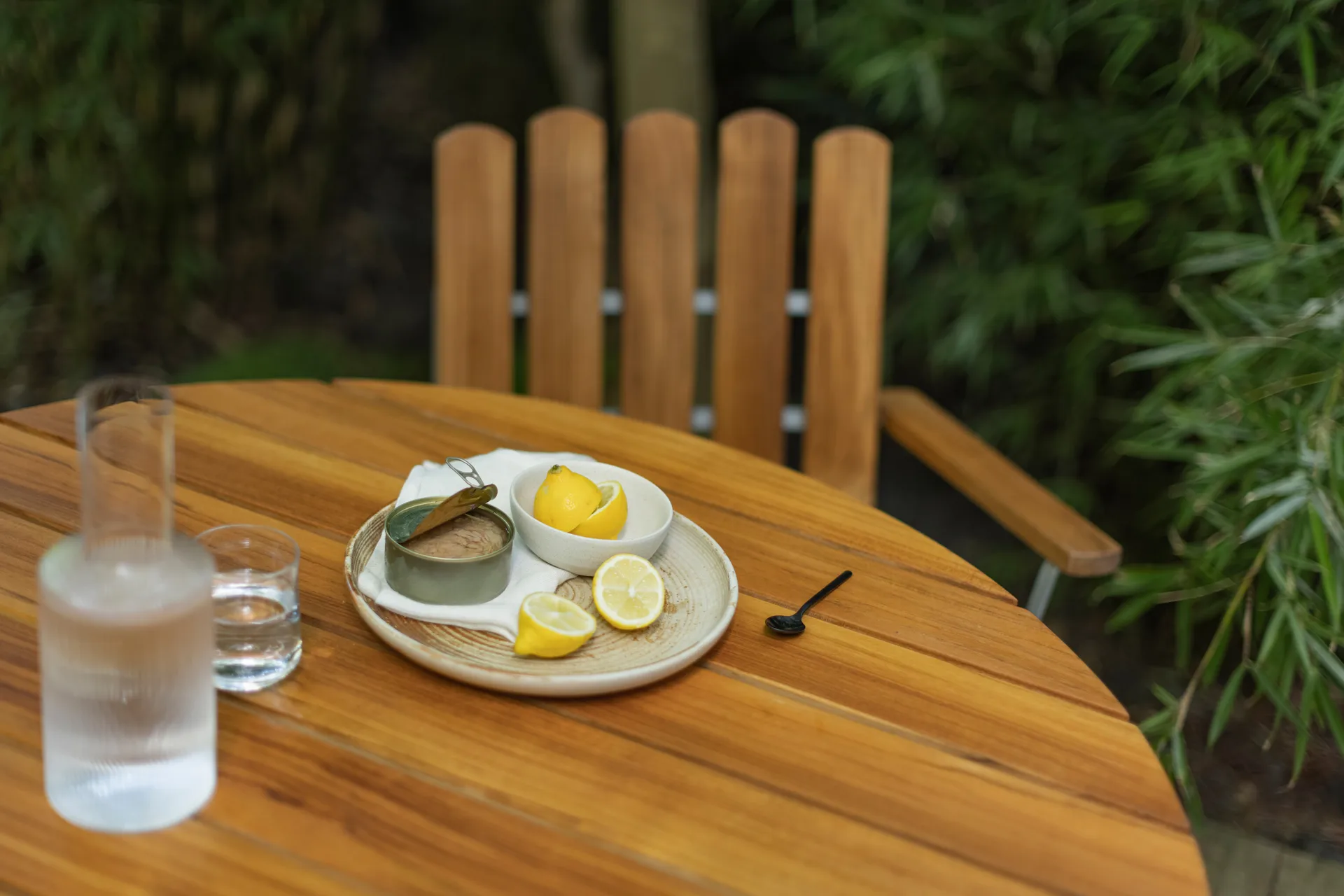 9A eettafel, Teak-verzinkt frame Ø100 cm Grythyttan Stålmöbler