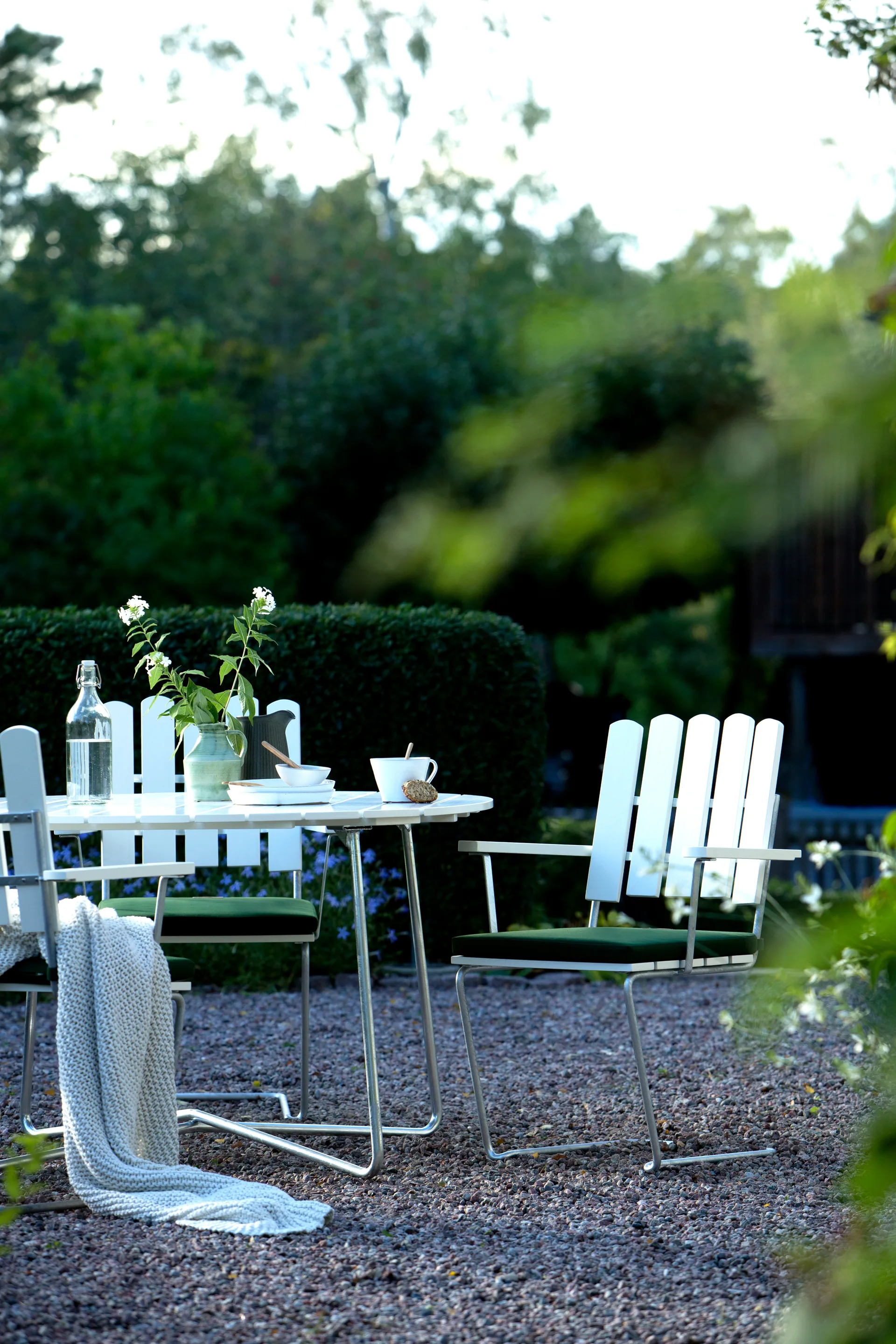 A2 tuinstoel, Wit gelakte eiken -verzinkt Grythyttan Stålmöbler