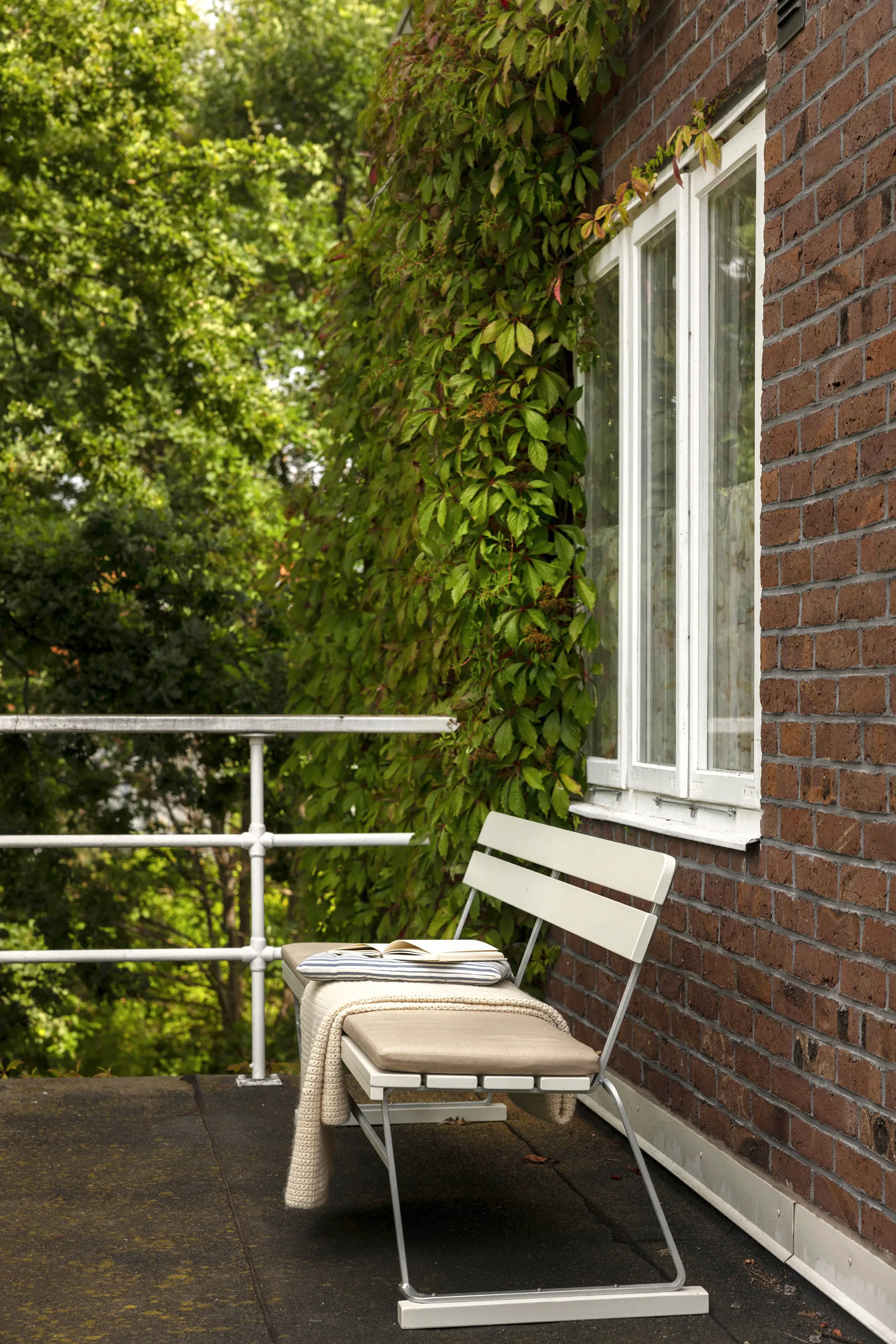 Bank 5 kussen, Sunbrella beige Grythyttan Stålmöbler