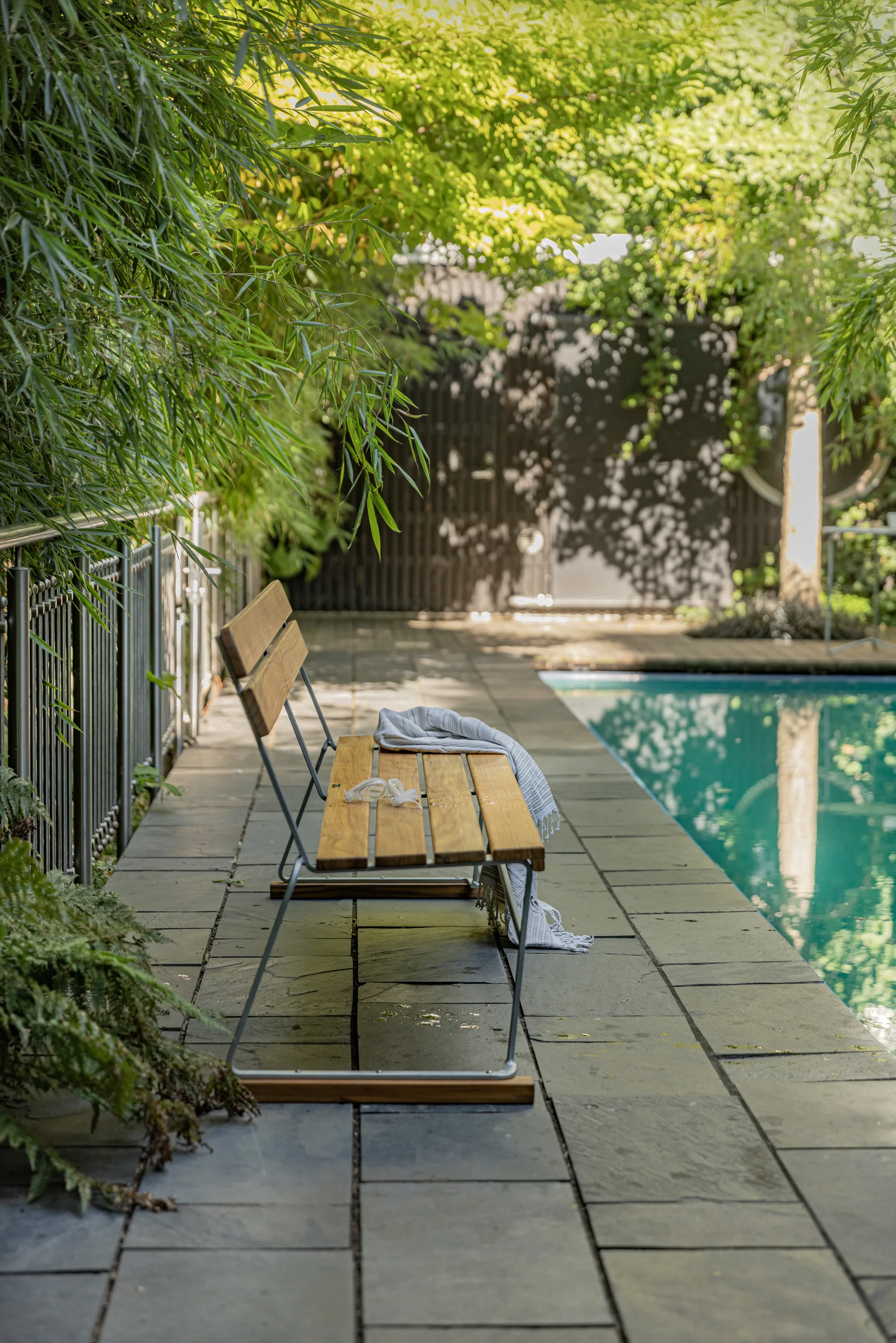 Bank 5, Teak-verzinkt frame Grythyttan Stålmöbler