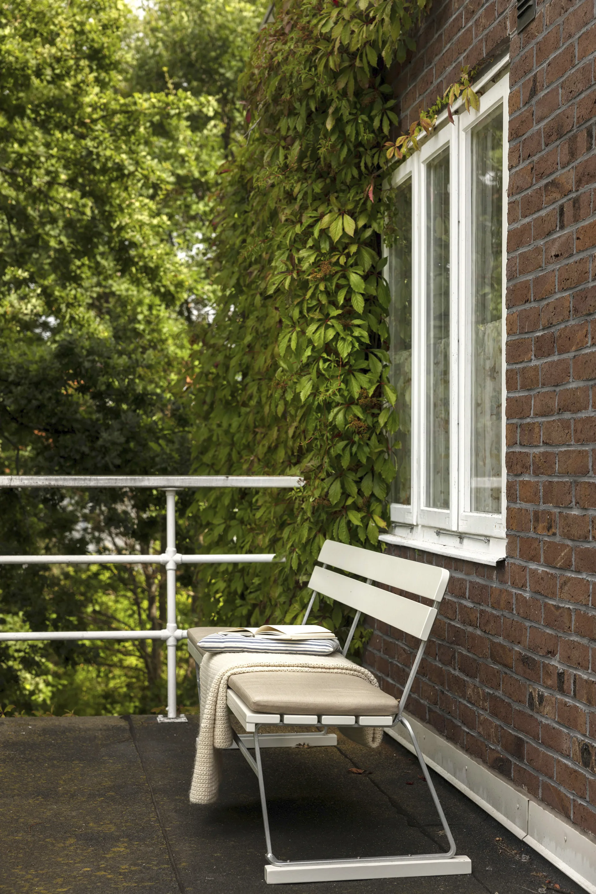 Bank 5, Wit gelakte eiken-verzinkt frame Grythyttan Stålmöbler