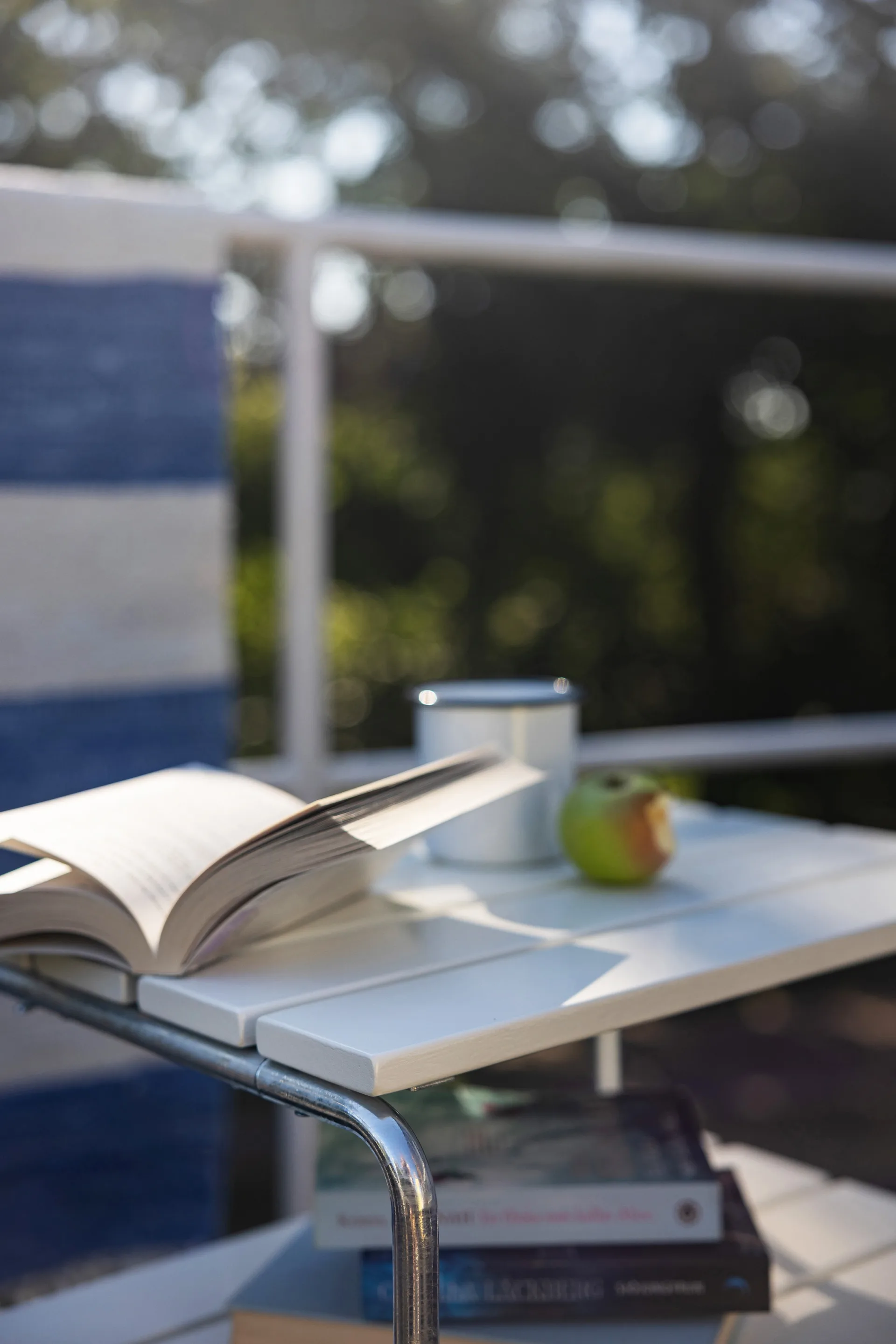 Grythyttan bijzettafel, Wit gelakte eiken-verzinkt frame Grythyttan Stålmöbler