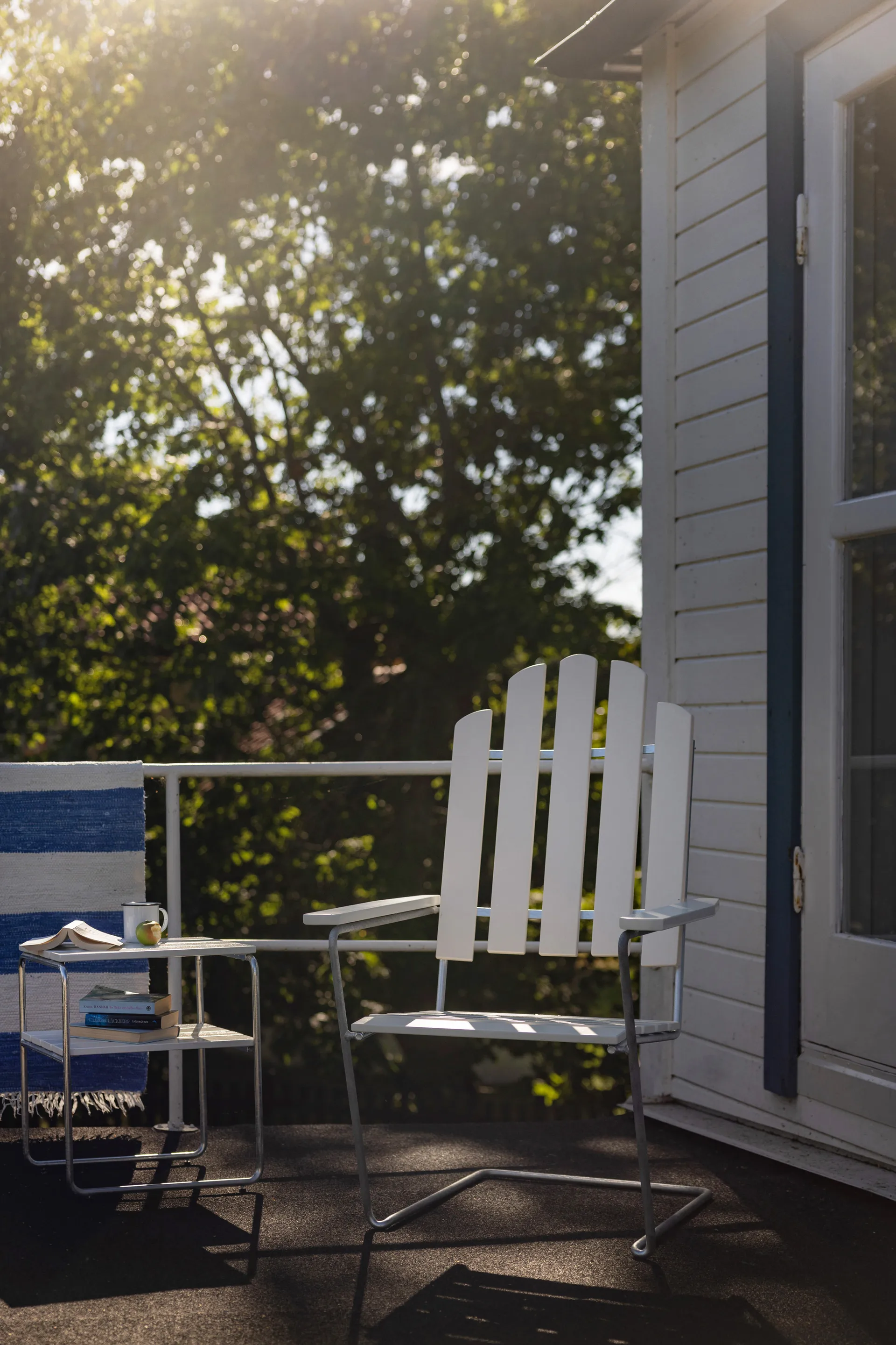 Grythyttan bijzettafel, Wit gelakte eiken-verzinkt frame Grythyttan Stålmöbler