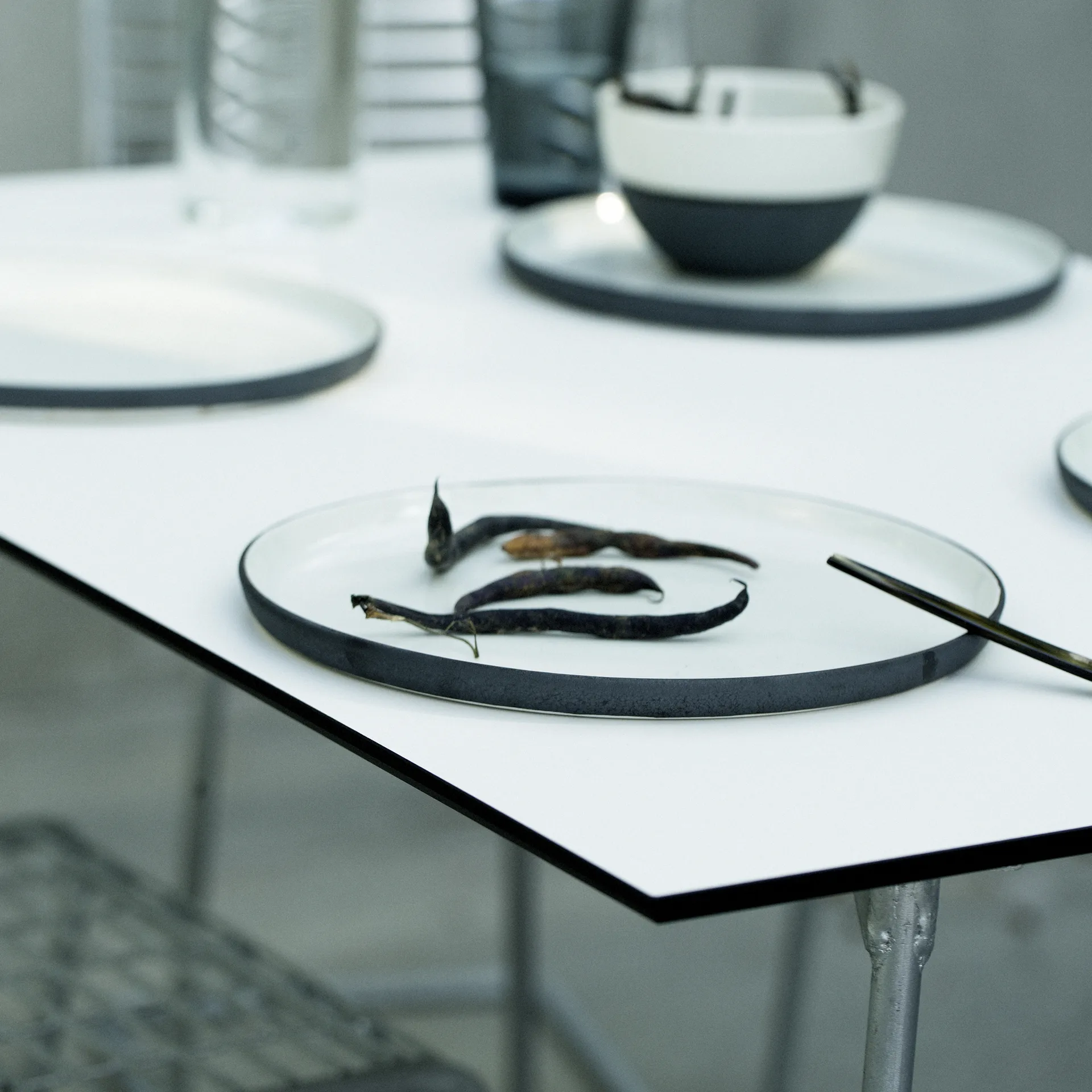 High Tech rechthoekige tafel, Wit-zwart frame Grythyttan Stålmöbler