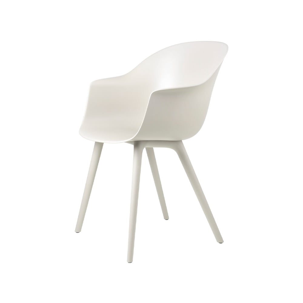 GUBI Bat Plastic stoel alabaster white