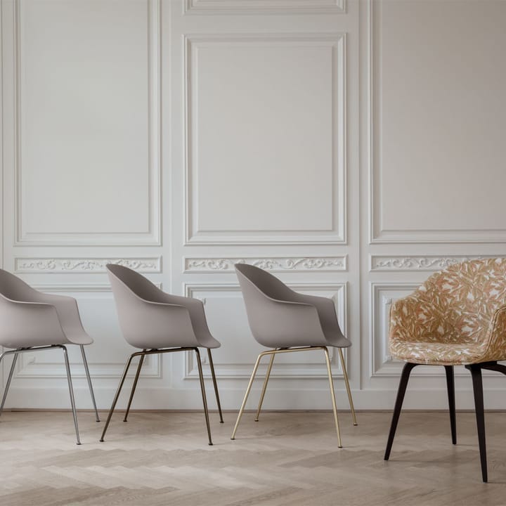Bat Stoel, alabaster white, messing onderstel GUBI