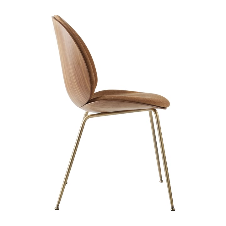 Beetle aan de voorkant beklede stoel walnoot, Antiek messing-Belsuede 132 GUBI