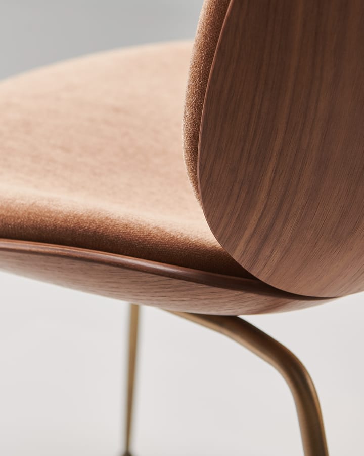 Beetle aan de voorkant beklede stoel walnoot, Antiek messing-Belsuede 132 GUBI
