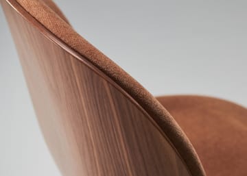 Beetle aan de voorkant beklede stoel walnoot - Antiek messing-Belsuede 132 - GUBI