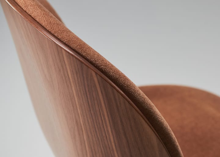 Beetle aan de voorkant beklede stoel walnoot, Antiek messing-Belsuede 132 GUBI