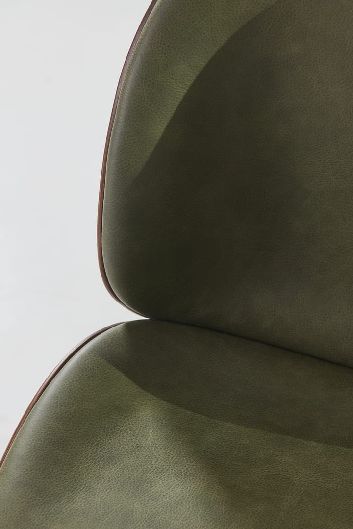 Beetle aan de voorkant beklede stoel walnoot, Antiek messing-Leather Army GUBI